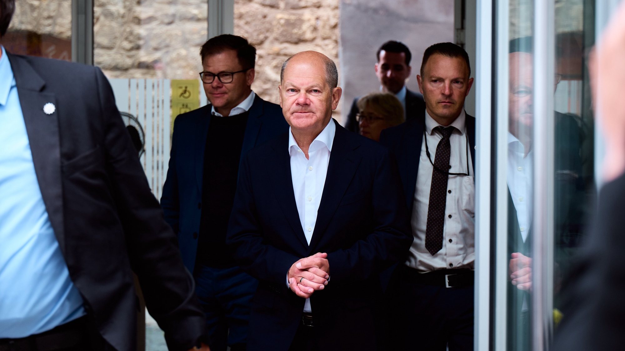 epa11381638 German Chancellor Olaf Scholz arrives to visit the Old Synagogue in Erfurt, Germany, 31 May 2024. The synagogue, which is now a museum and no longer in use for religious services, dates back over 900 years, making it Central Europe&#039;s oldest surviving synagogue. Scholz visited the museum and Jewish Community within his visit to the 103rd &#039;Katholikentag&#039; (lit: Catholics Day) that takes place in Erfurt from 29 May to 02 June 2024.  EPA/THOMAS ABE