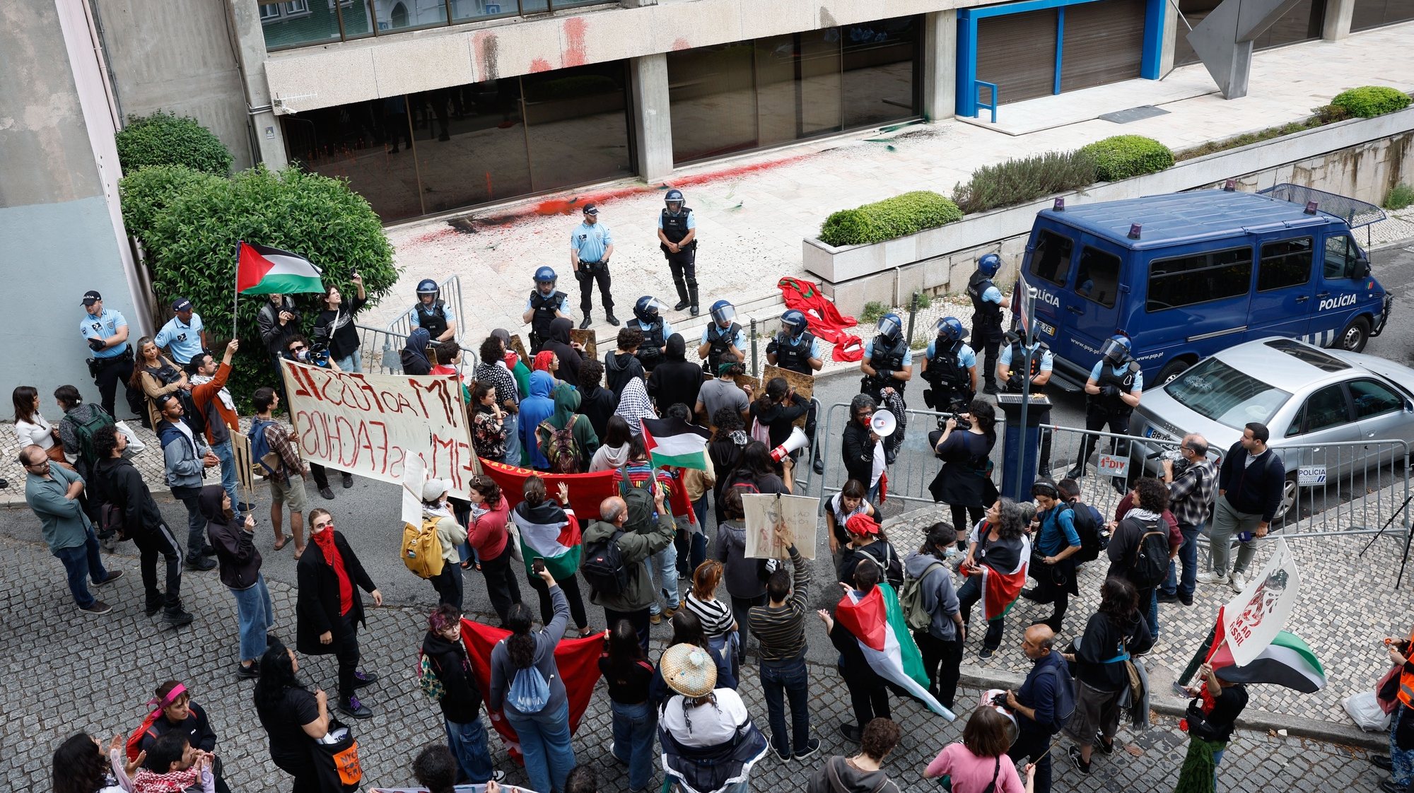 Manifestantes protestam durante a marcha &quot;Unidas Contra o Colapso&quot;, organizada pela Greve Climática Estudantil Lisboa e o movimento Fim ao Genocídio, Fim ao Fóssil, entre o Príncipe Real e o Gabinete de Representação do Parlamento Europeu, em Lisboa, 08 de junho de 2024. ANTÓNIO PEDRO SANTOS/LUSA