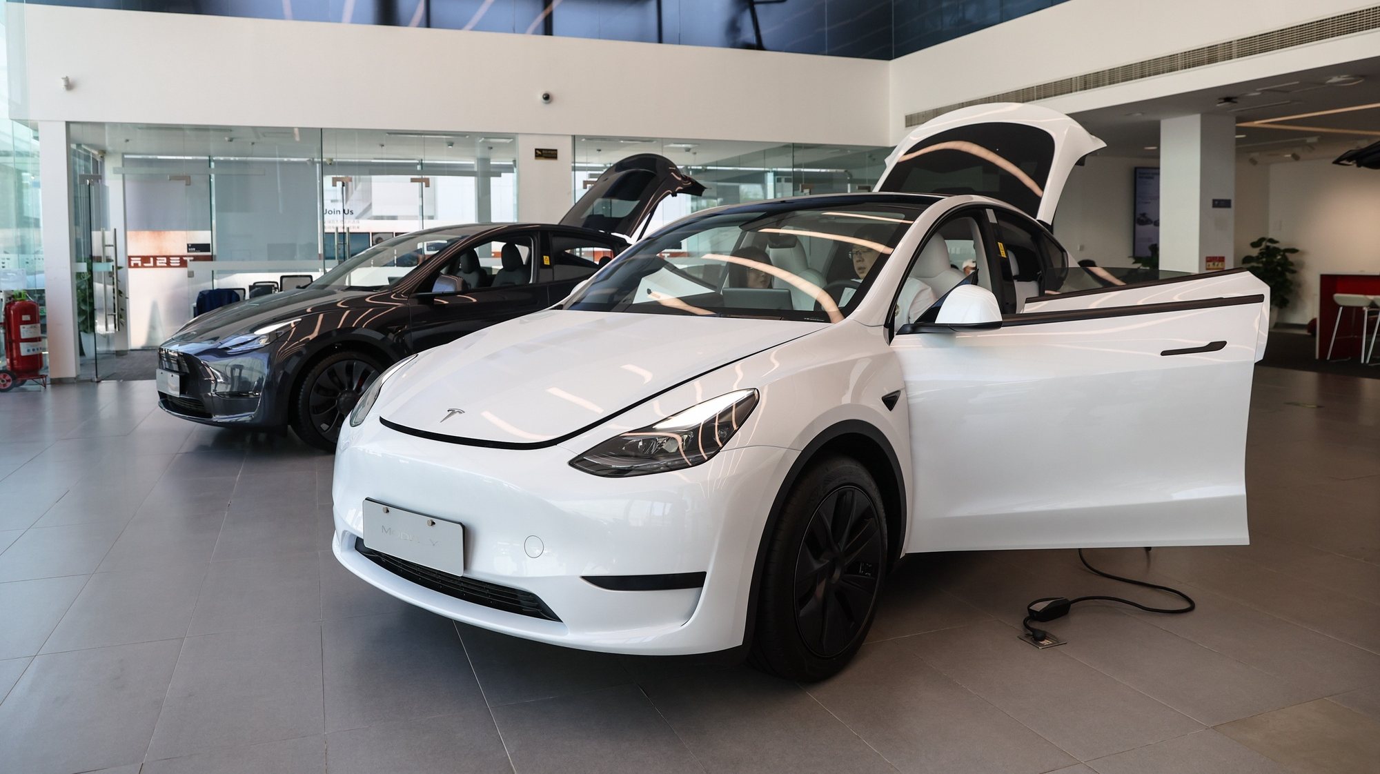 epa11336403 Tesla model Y electric cars on display in a Tesla showroom in Beijing, China, 13 May 2024. China&#039;s vehicle sales grew by 9.3 percent from the prior year to 2.36 million in April 2024, after a 9.9 percent increase in the previous month, the China Association of Automobile Manufacturers said. New energy vehicle sales accounted for 43.5 percent of total car sales in April.  EPA/WU HAO