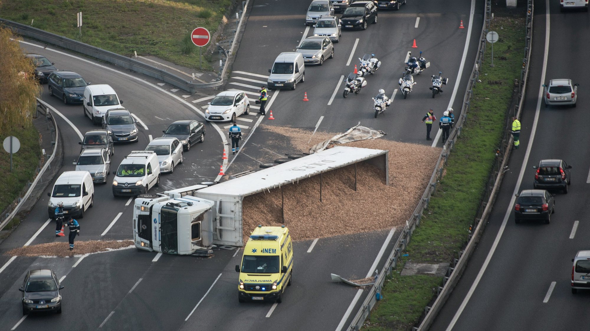 Um camião carregado de serrim capotou causando o corte do acesso da A28 à VCI, esta manhã, no Porto, 06 de dezembro de 2017. RICARDO CASTELA/LUSA