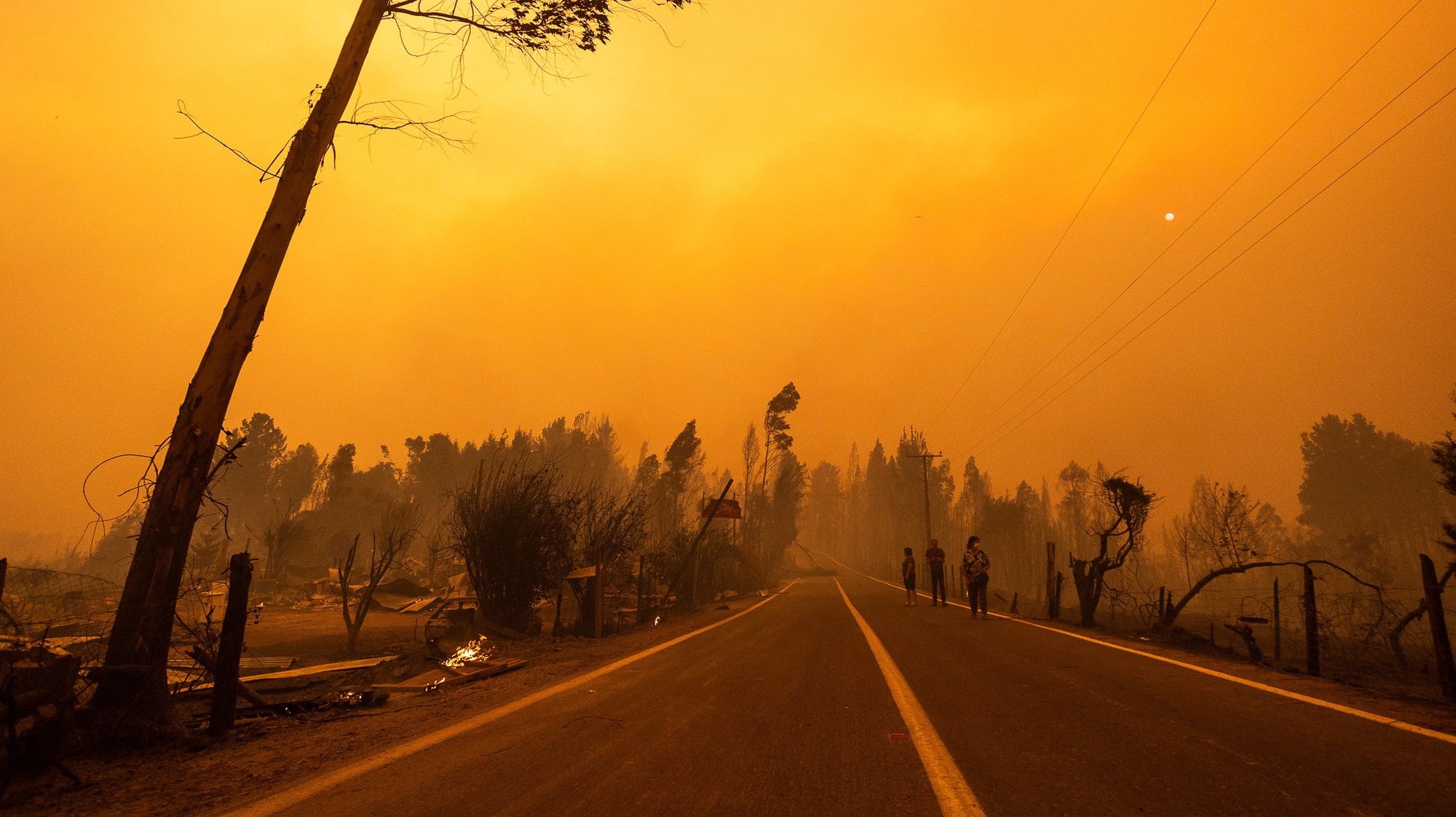epa10447558 A view on a yellow sky and smoke during a wild fire near the city of Santa Juana, Chile, 03 February 2023 (Issued 04 February 2023). Chilean regions of Biobio, Nuble and La Araucania are the most affected by fires that have already destroyed more than 45,000 hectares and hundreds homes and have caused evacuations in dozens of municipalities. The fires coincide with a long drought that has lasted for more than thirteen years and with an unprecedented heatwave in the south, with temperatures that can reach 40 degrees Celsius in southern areas in the next few hours.  EPA/PABLO HIDALGO