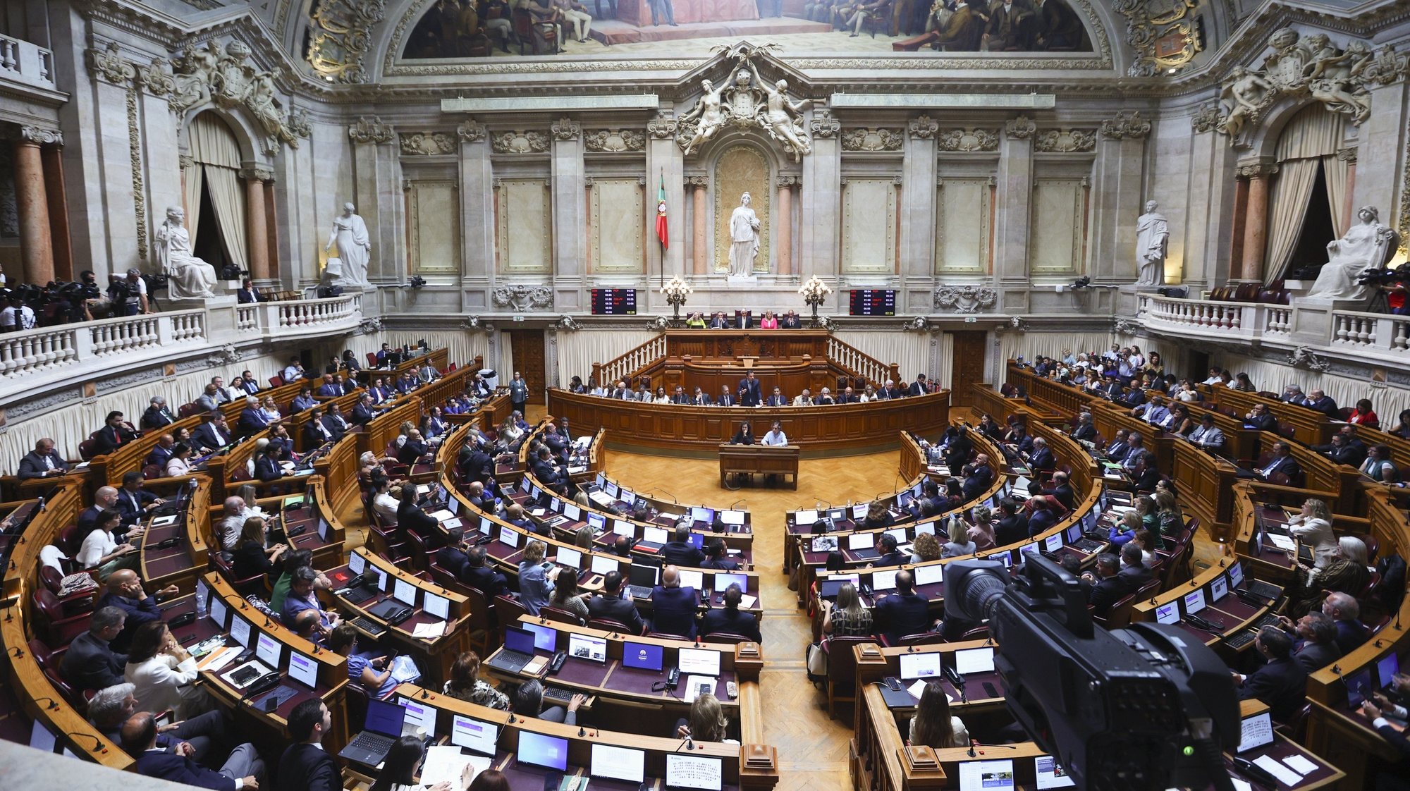 O primeiro-ministro, Luís Montenegro, intervém durante o debate parlamentar, na Assembleia da República, em Lisboa, 26 de junho de 2024. ANTÓNIO COTRIM/LUSA