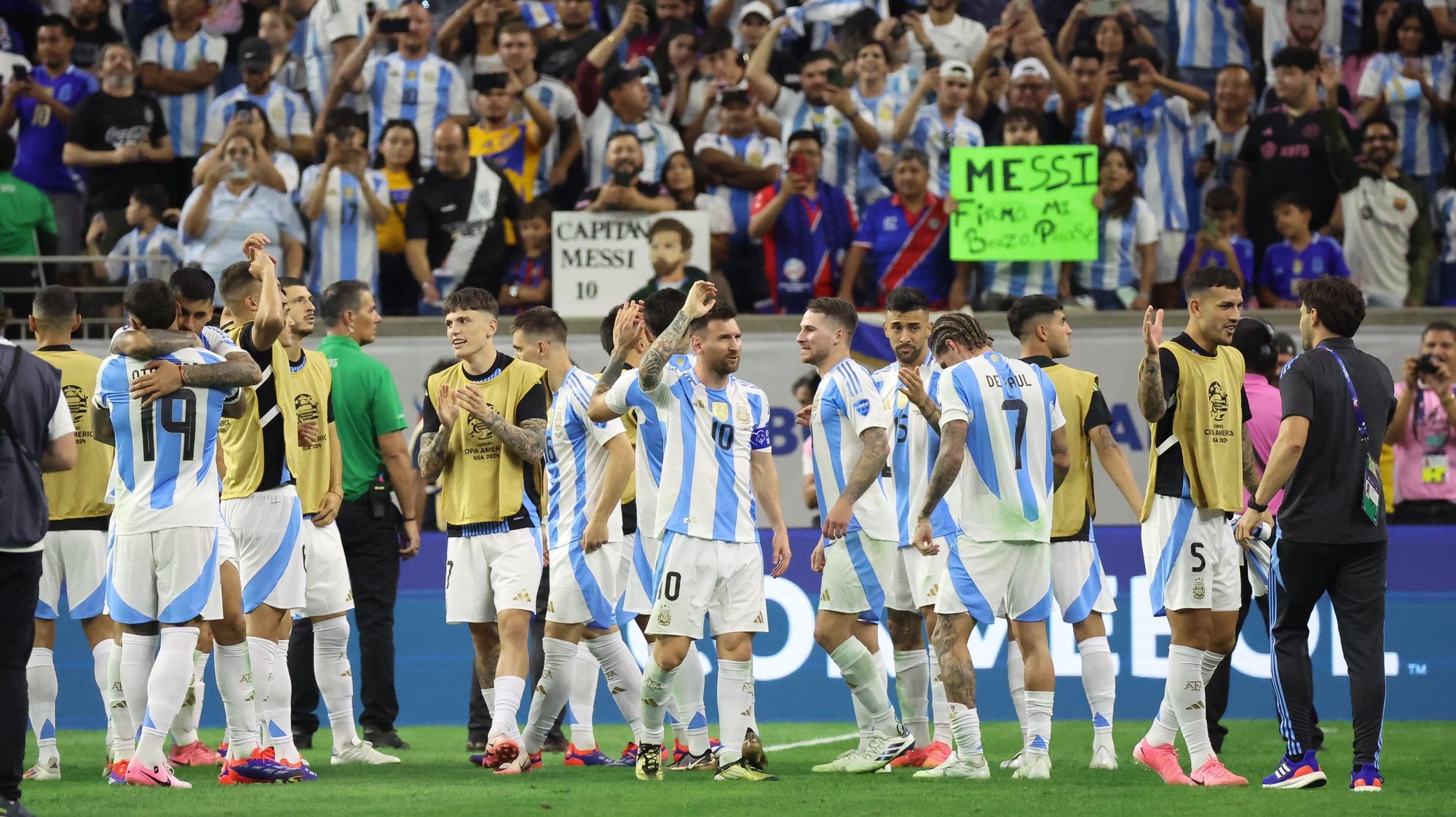 epa11458223 Argentina forward Lionel Messi (C) and his teammates acknowledge Argentine fans after defeating Ecuador during the CONMEBOL Copa America 2024 quarterfinals soccer match between Argentina and Ecuador, in Houston, Texas, USA, 04 July 2024.  EPA/LESLIE PLAZA JOHNSON