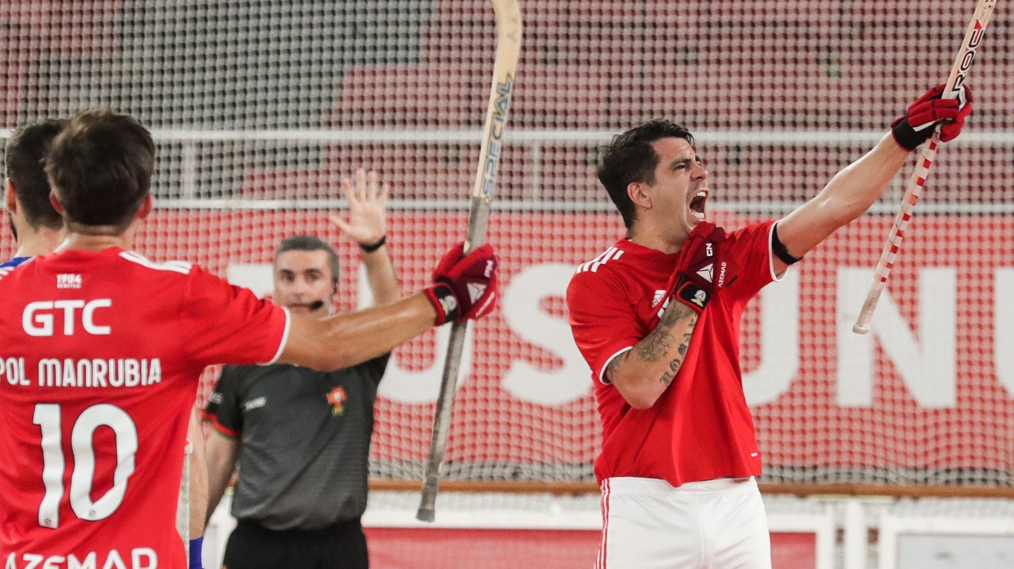 O jogador do Benfica, Carlos Nicolia festeja o seu golo contra o FC Porto durante a partida de Hoquei em Patins no Pavilhão da Luz em Lisboa, 25 de junho de 2022. TIAGO PETINGA/LUSA