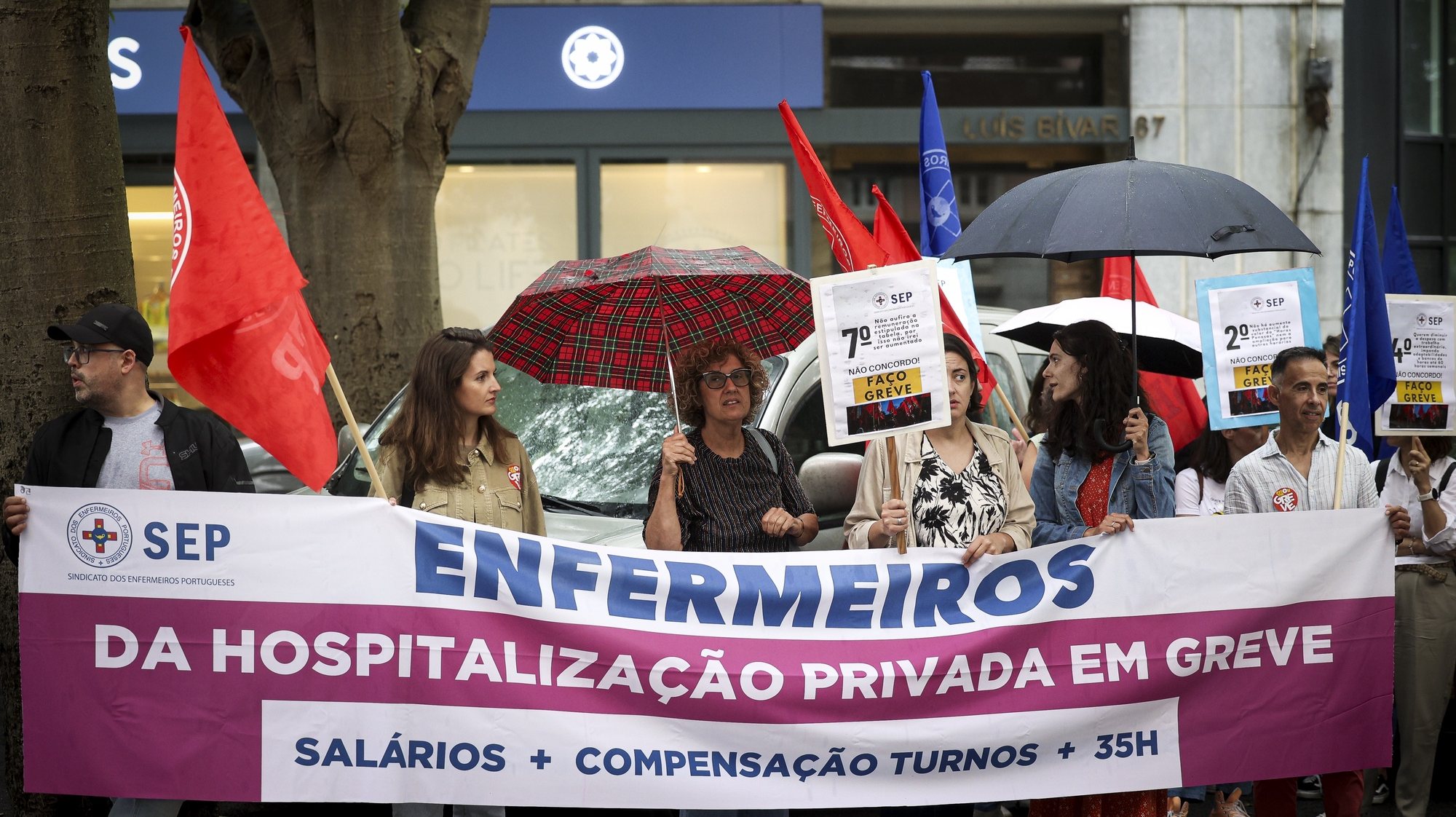 Enfermeiros da hospitalização privada manifestam-se em dia de greve convocada pelo Sindicato dos Enfermeiros Portugueses (SEP), reivindicando a revisão do contrato coletivo de trabalho tendo por base a proposta com eles construída e apresentada pelo SEP,  em Lisboa, 09 de julho de 2024. FILIPE AMORIM/LUSA