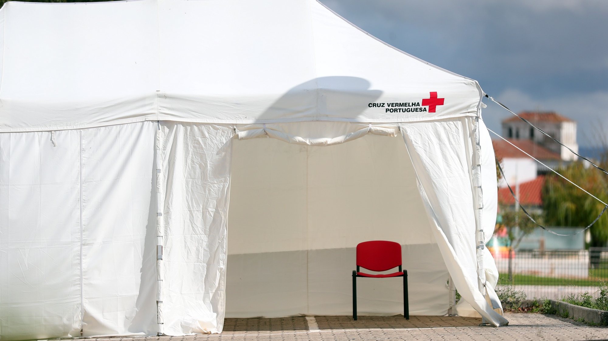 Uma tenda de campanha da Cruz Vermelha Portuguesa, instalada no Centro de Saúde de Borba que fechou hoje juntamente com as escolas de Borba e do vizinho concelho de Vila Viçosa, devido ao aumento de casos de covid-19 nas comunidades, em Borba, 23 de outubro de 2020. NUNO VEIGA/LUSA