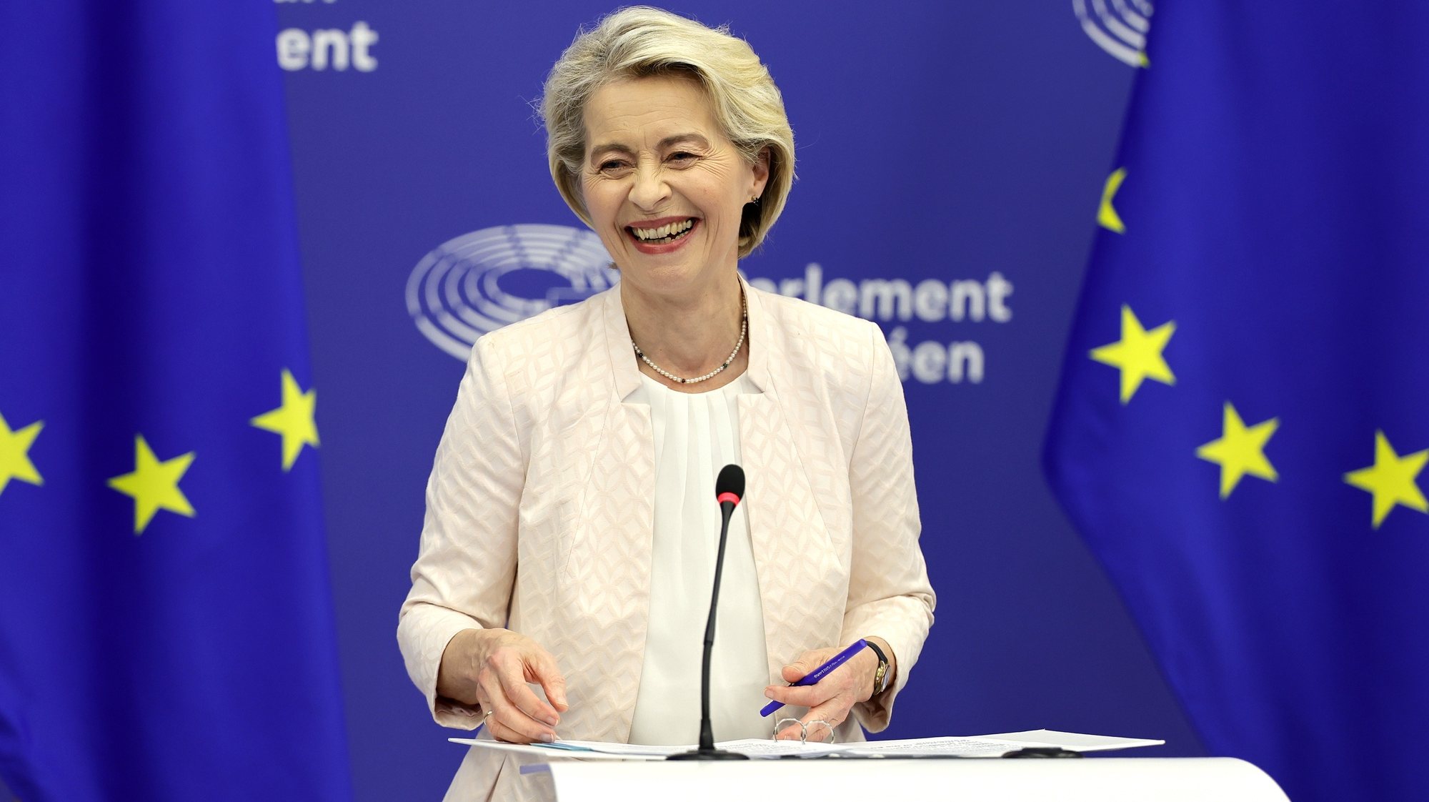 epa11485456 Ursula von der Leyen reacts during a press conference after being re-elected as European Commission President during a plenary session of the European Parliament in Strasbourg, France, 18 July 2024. MEPs re-elected Von der Leyen as European Commission President for the next five years.  EPA/RONALD WITTEK
