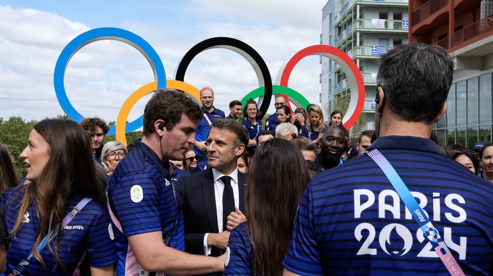 epa11491218 French President Emmanuel Macron (C) speaks to athletes as he leaves after posing with French athletes during a visit to the Olympic village of the Paris 2024 Olympic Games, in Paris, France, 22 July 2024.  EPA/MICHEL EULER / POOL MAXPPP OUT