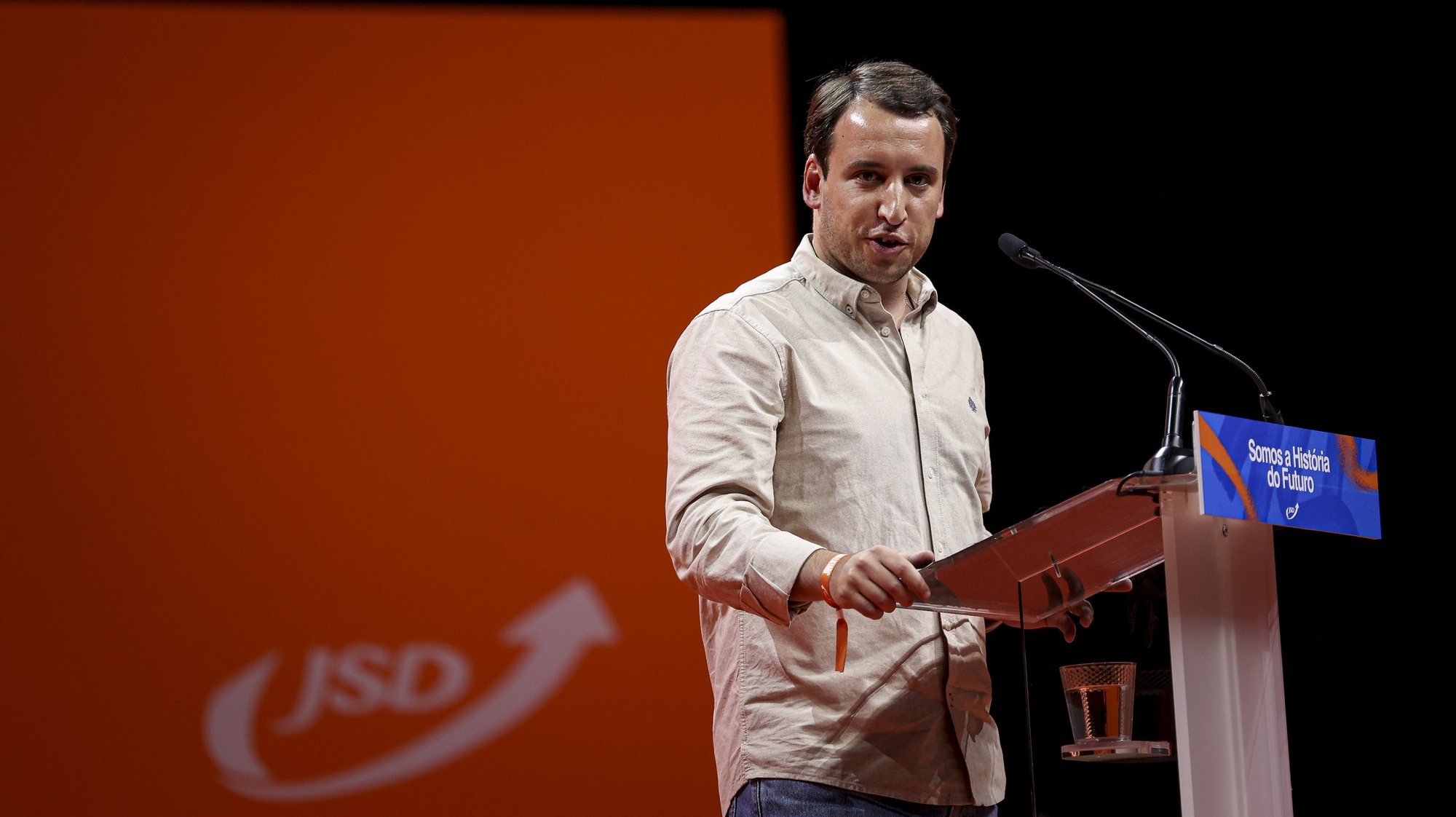 O Presidente da JSD, João Pedro Louro, discursa durante a sessão de encerramento do 28.º Congresso Nacional da JSD, em Lisboa, 23 de junho de 2024. FILIPE AMORIM/LUSA