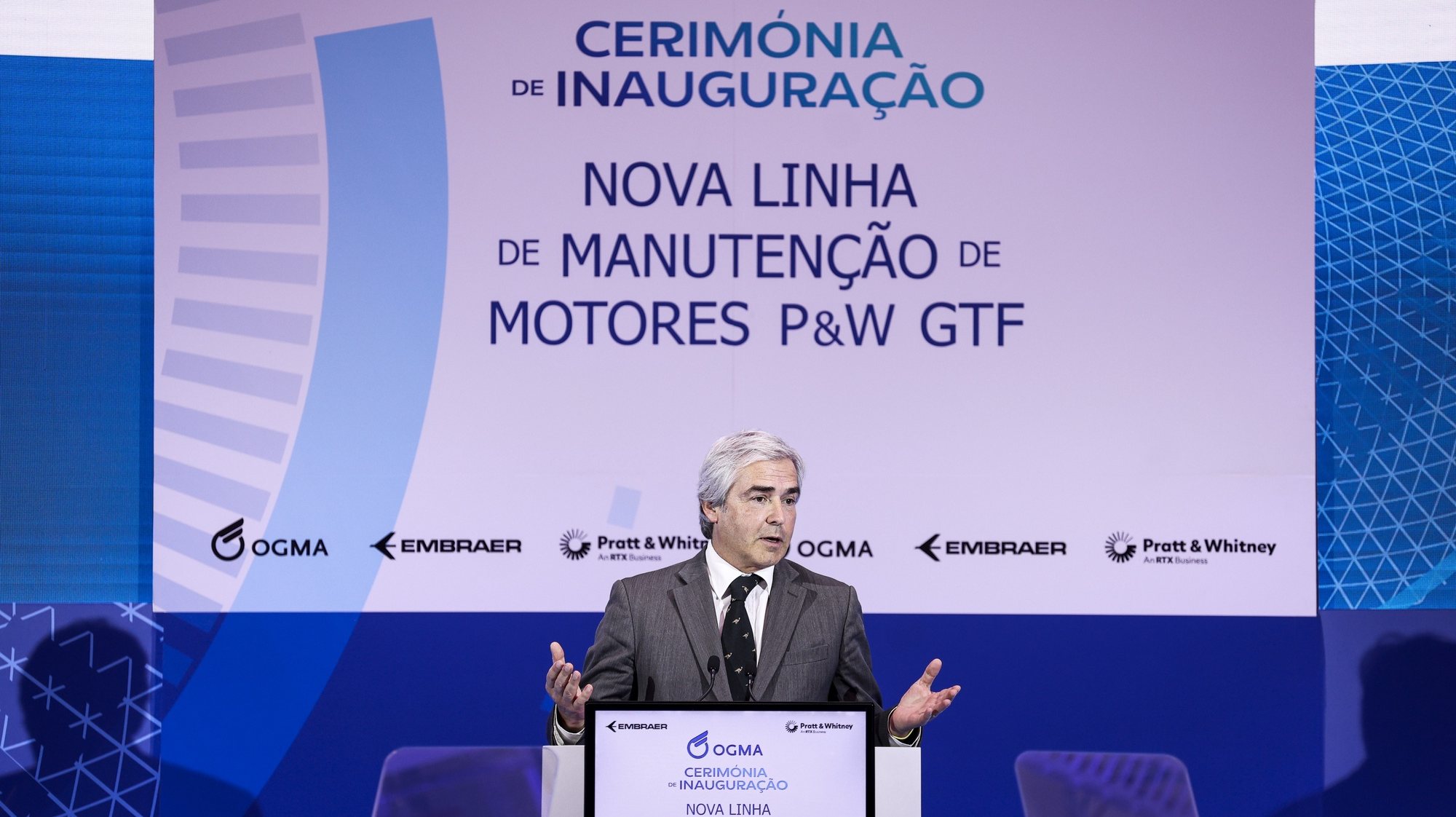 O ministro da Defesa Nacional, Nuno Melo, intervém durante a cerimónia de inauguração da nova linha de manutenção de motores da OGMA, em Alverca, 25 de julho de 2024. FILIPE AMORIM/LUSA