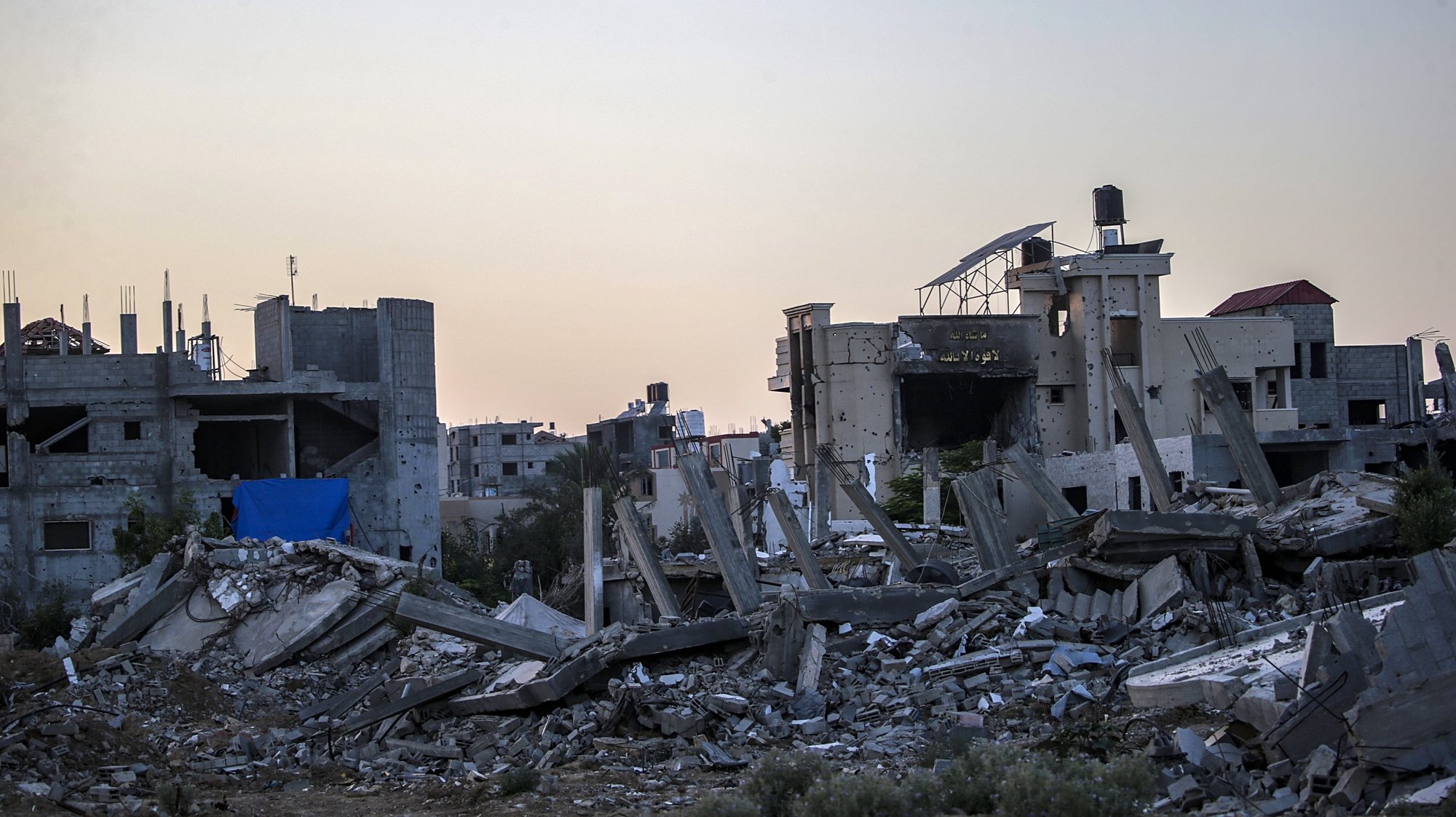 epa11496187 Destroyed houses seen during an Israeli military operation in Khan Younis, southern Gaza Strip, 25 July 2024. More than 39,000 Palestinians and over 1,400 Israelis have been killed, according to the Palestinian Health Ministry and the Israel Defense Forces (IDF), since Hamas militants launched an attack against Israel from the Gaza Strip on 07 October 2023, and the Israeli operations in Gaza and the West Bank which followed it.  EPA/MOHAMMED SABER