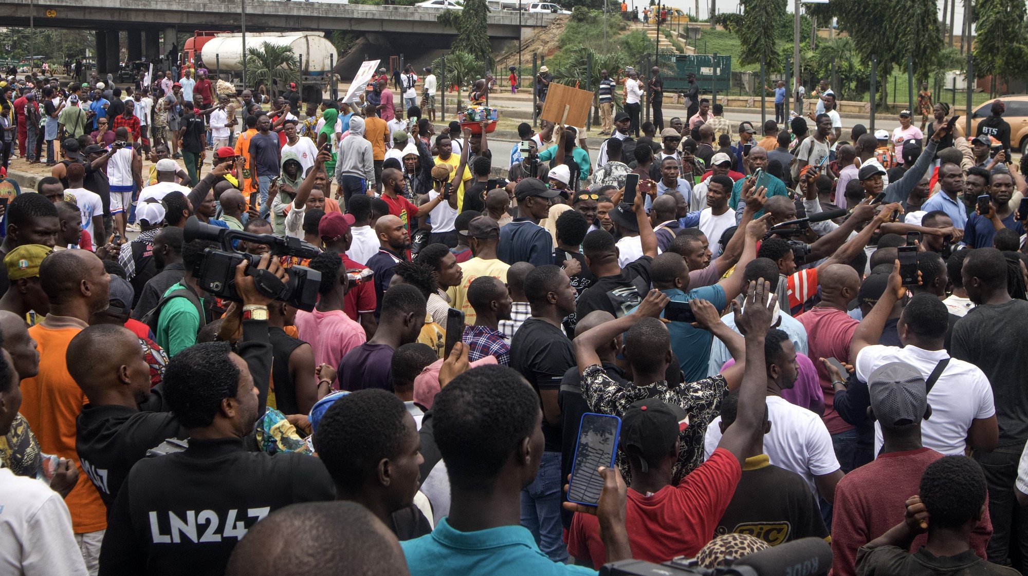 epa11515320 Demonstrators gather during a rally against the cost-of-living crisis the country is experiencing, in Lagos, Nigeria, 01 August 2024. Nigerians on 01 August responded to online calls to mobilize against economic hardship, insecurity, poor infrastructure and environmental degradation. Nigeria, Africa&#039;s most populous country, is experiencing its worst economic crisis with an annual inflation rate at 34.19 percent in June 2024, the highest since March 1996, according to the Central Bank of Nigeria (CBN).  EPA/EMMANUEL ADEGBOYE