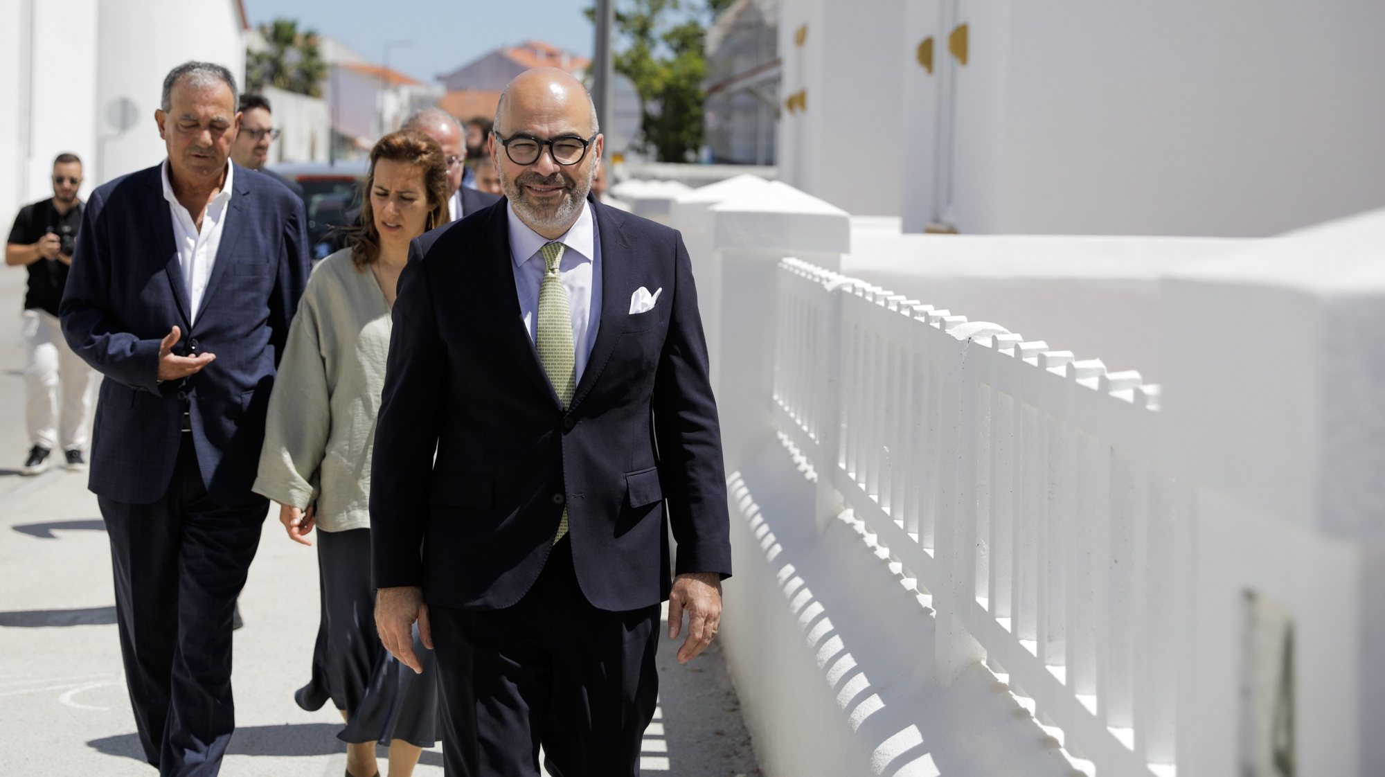 O ministro das Infraestruturas e Habitação, Miguel Pinto Luz (D), acompanhado pelo presidente da Câmara Municipal do Entroncamento, Jorge Faria (E), pela secretária de Estado das Infraestruturas e Habitação, Patrícia Gonçalves Costa (C), preside à cerimónia de entrega de novas habitações atribuídas por sorteio em arrendamento acessível, financiadas pelo Plano de Recuperação e Resiliência (PRR), no Entroncamento, 01 de agosto de 2024. PAULO CUNHA/LUSA