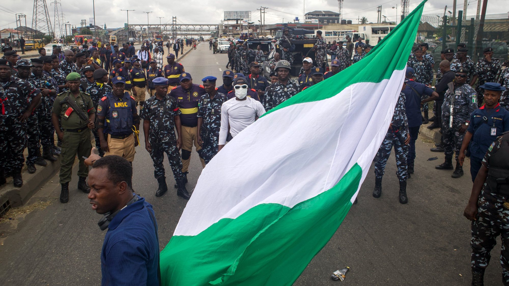 epa11518821 Demonstrators take part in a rally against the cost-of-living crisis the country is experiencing, in Lagos, Nigeria, 02 August 2024. Nigerians on 02 August responded to online calls to mobilize against economic hardship, insecurity, poor infrastructure and environmental degradation. Nigeria, Africa&#039;s most populous country, is experiencing its worst economic crisis with an annual inflation rate at 34.19 percent in June 2024, the highest since March 1996, according to the Central Bank of Nigeria (CBN). Amnesty International Nigeria condemned in a post on social media &#039;X&#039; &#039;the killing of 13 protesters across the country&#039;.  EPA/EMMANUEL ADEGBOYE