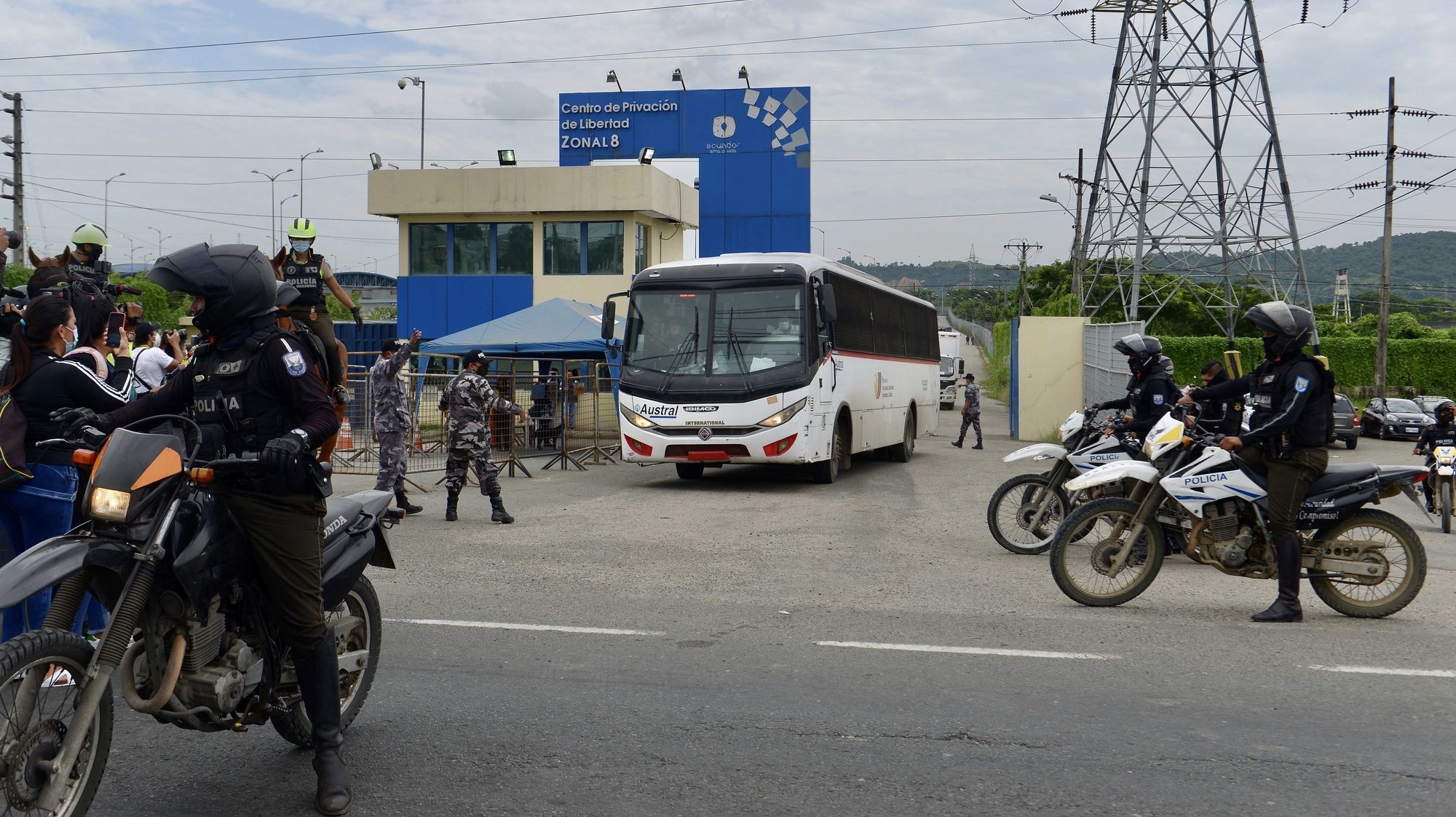 epa09036460 Prison authorities transfer 32 inmates by bus from the Guayaquil prison, Ecuador, 25 February 2021. The penitentiary authorities of Ecuador transferred 32 inmates on 25 February from the Guayaquil jail to another in the country that has not been released, apparently, as a preventive measure to stop the wave of riots in recent days in that prison.  EPA/Marcos Pin