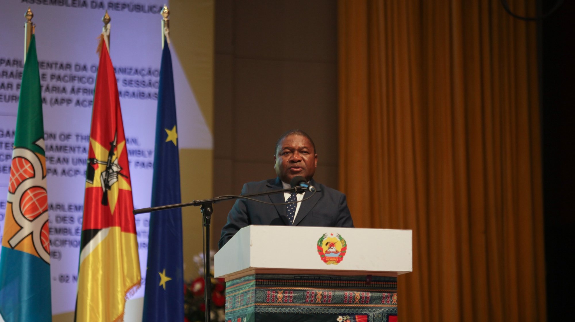 O Presidente de Moçambique, Filipe Nyusi, discursa na abertura da Assembleia Parlamentar Paritária ACP-UE, em Maputo, Moçambique, 31 de outubro de 2022. Os dois co-presidentes da Assembleia Parlamentar Paritária ACP-UE recomendaram hoje o reforço de organizações multilaterais, como o organismo que lideram, para responder às crises provocadas por um mundo de incertezas. LUÍSA NHANTUMBO/LUSA