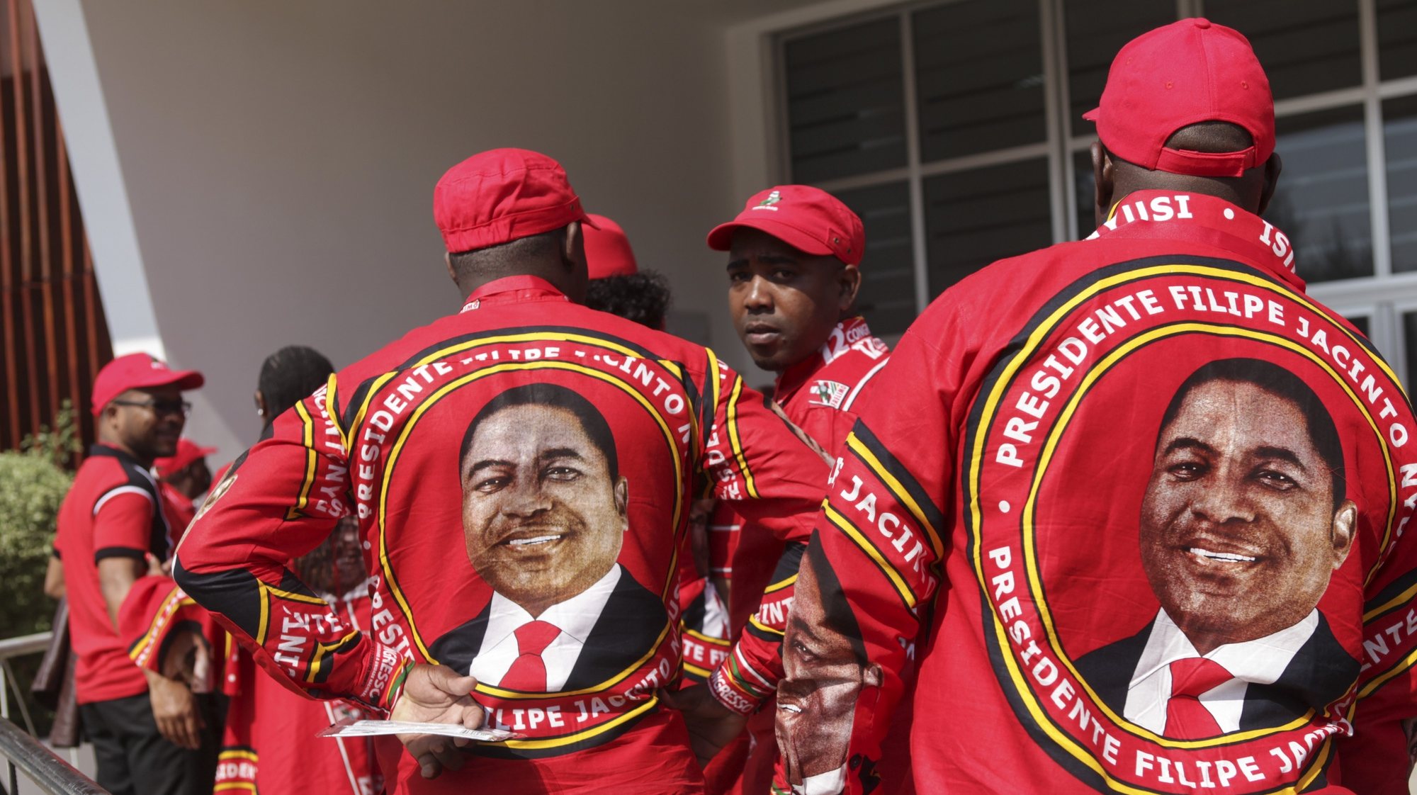 Militantes da Frente de Libertação de Moçambique (Frelimo) à chegada ao 12.º Congresso da Frelimo, em Maputo, Moçambique, 23 de setembro de 2022. A Frelimo, partido no poder em Moçambique, reúne-se a partir de hoje e até quarta-feira para o seu 12.º Congresso, o encontro magno da força política, em que o atual líder, Filipe Nyusi, é o único candidato anunciado à presidência. LUÍSA NHANTUMBO/LUSA
