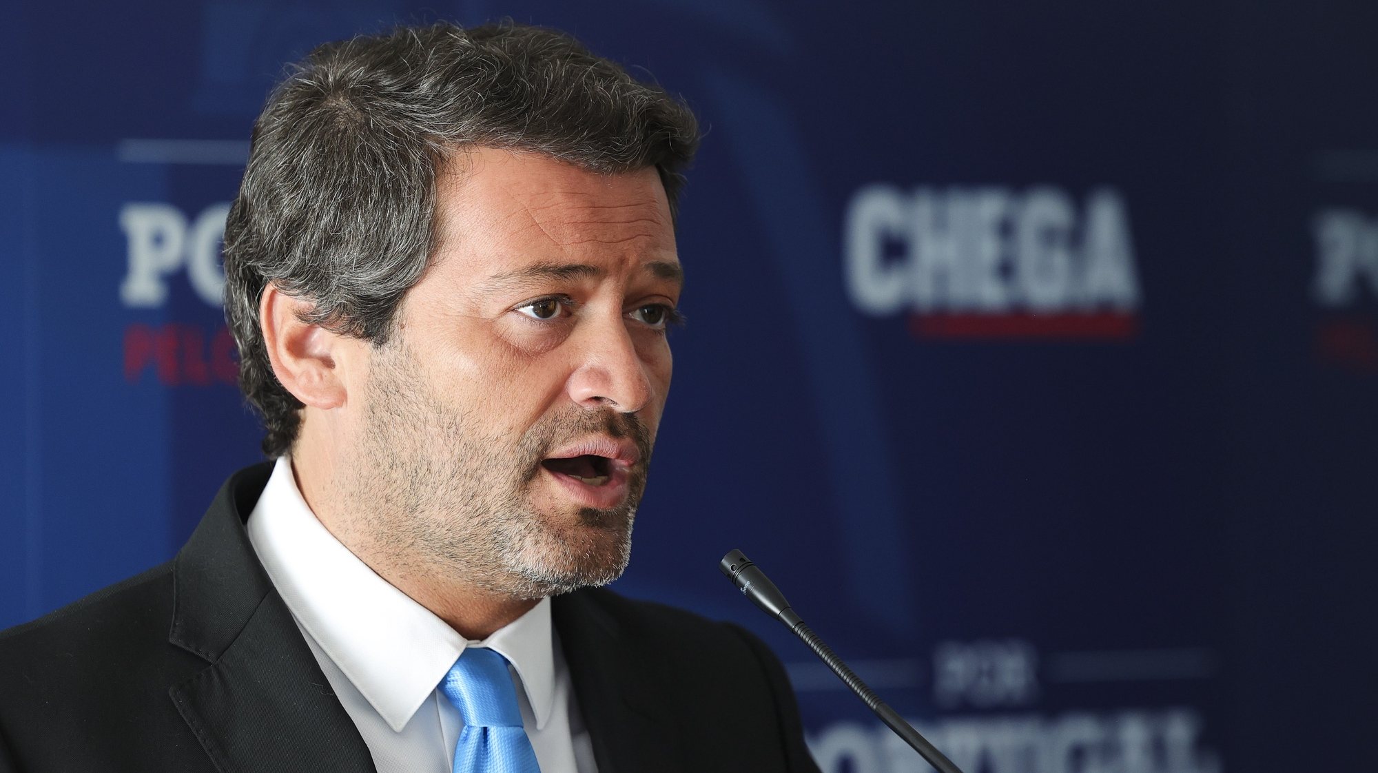 O presidente do Chega, André Ventura, intervém durante uma conferência de imprensa sobre TAP, novo aeroporto de Lisboa e Jornada Mundial da Juventude, em Lisboa, 10 de abril de 2023. MANUEL DE ALMEIDA/LUSA