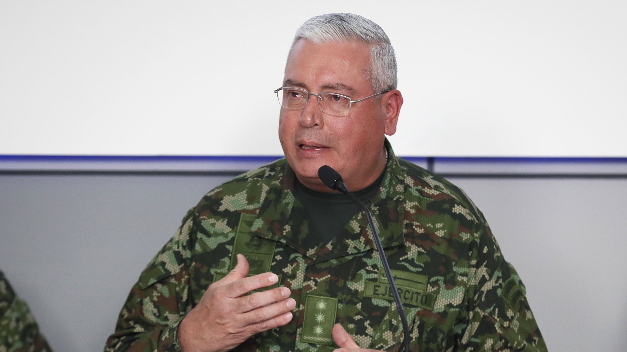 epa10323495 The commander of the Colombian Military Forces, Major General Helder Giraldo, speaks during a press conference, in Bogota, Colombia, 23 November 2022. The Minister of Defense, Ivan Velasquez, assured this 23 November that the reestablishment of peace negotiations with the guerrillas of the National Liberation Army (ELN) does not mean a &#039;lowering of guard or actions on the part of the Armed Forces&#039;, but rather work continues &#039;with all intensity&#039;.  EPA/Carlos Ortega
