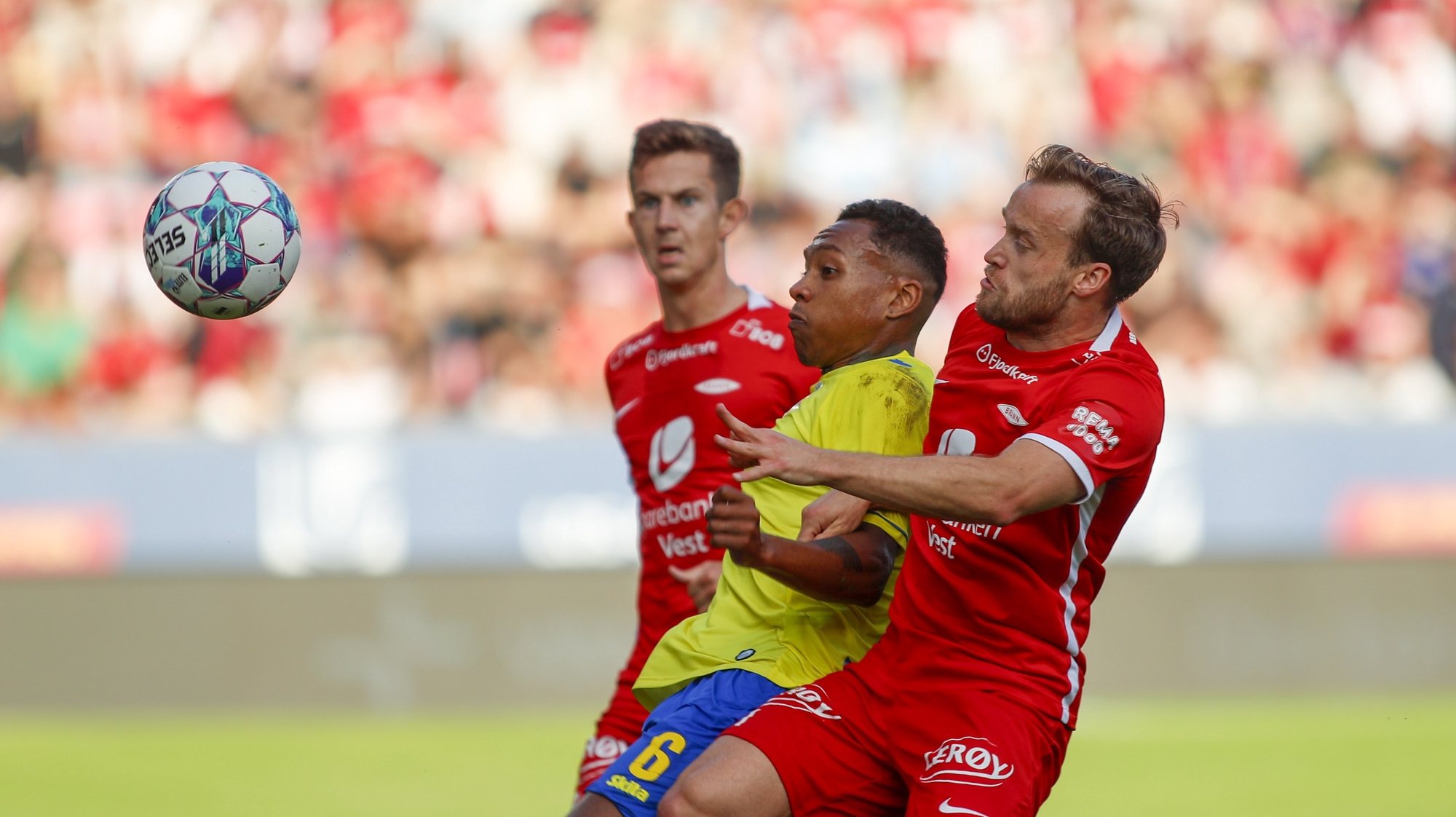 epa10804564 Brann&#039;s Bard Finne and Sander Erik Kartum in a duel with Arouca&#039;s Mateus Quaresma (C) during the UEFA Europa Conference League 3rd qualifying round, 2nd leg soccer match between Brann and Arouca at Brann Stadium in Bergen, Norway, 17 August 2023.  EPA/Tuva Aserud  NORWAY OUT