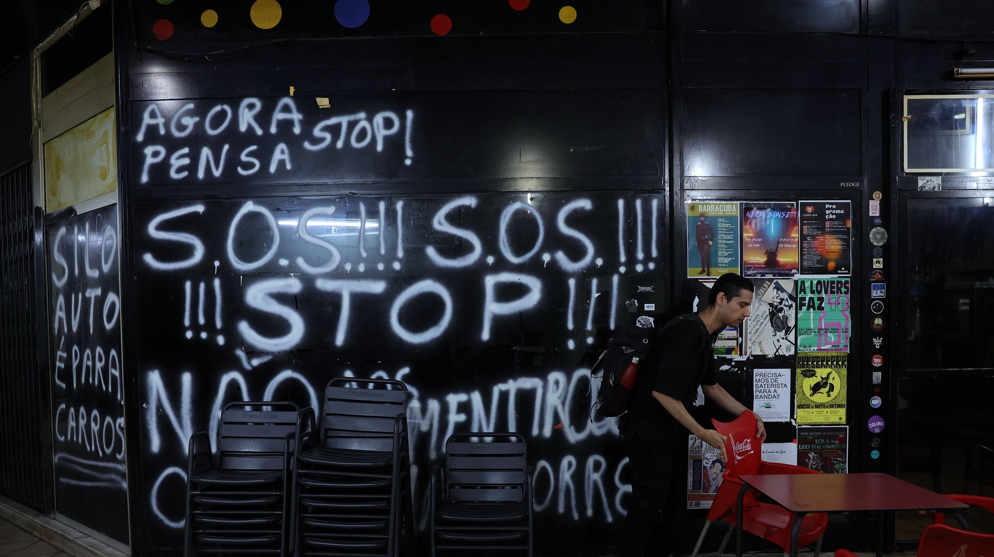 Reabertura do Centro Comercial Stop, na Rua do Heroísmo, cuja maioria das lojas utilizadas por músicos tinha sido selada em 18 de julho, reabre com a presença permanente dos bombeiros, no Porto, 04 de Agosto de 2023. ESTELA SILVA/LUSA
