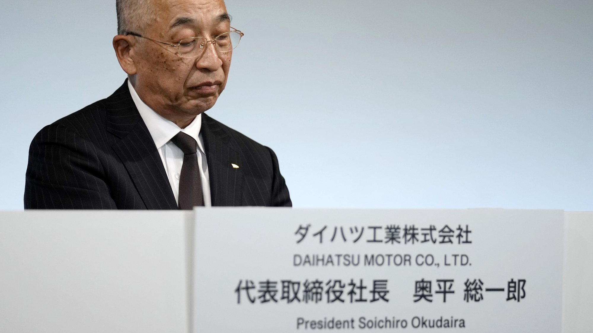 epa11038165 Daihatsu Motor Co. president, Soichiro Okudaira, attends a press conference in Tokyo, Japan, 20 December 2023. On 20 December, an independent third-party committee regarding procedural irregularities reported that 174 new cases in 25 test items were found. As a result, Daihatsu decided to temporarily suspend shipment of all Daihatsu models currently in production, both in Japan and overseas.  EPA/FRANCK ROBICHON