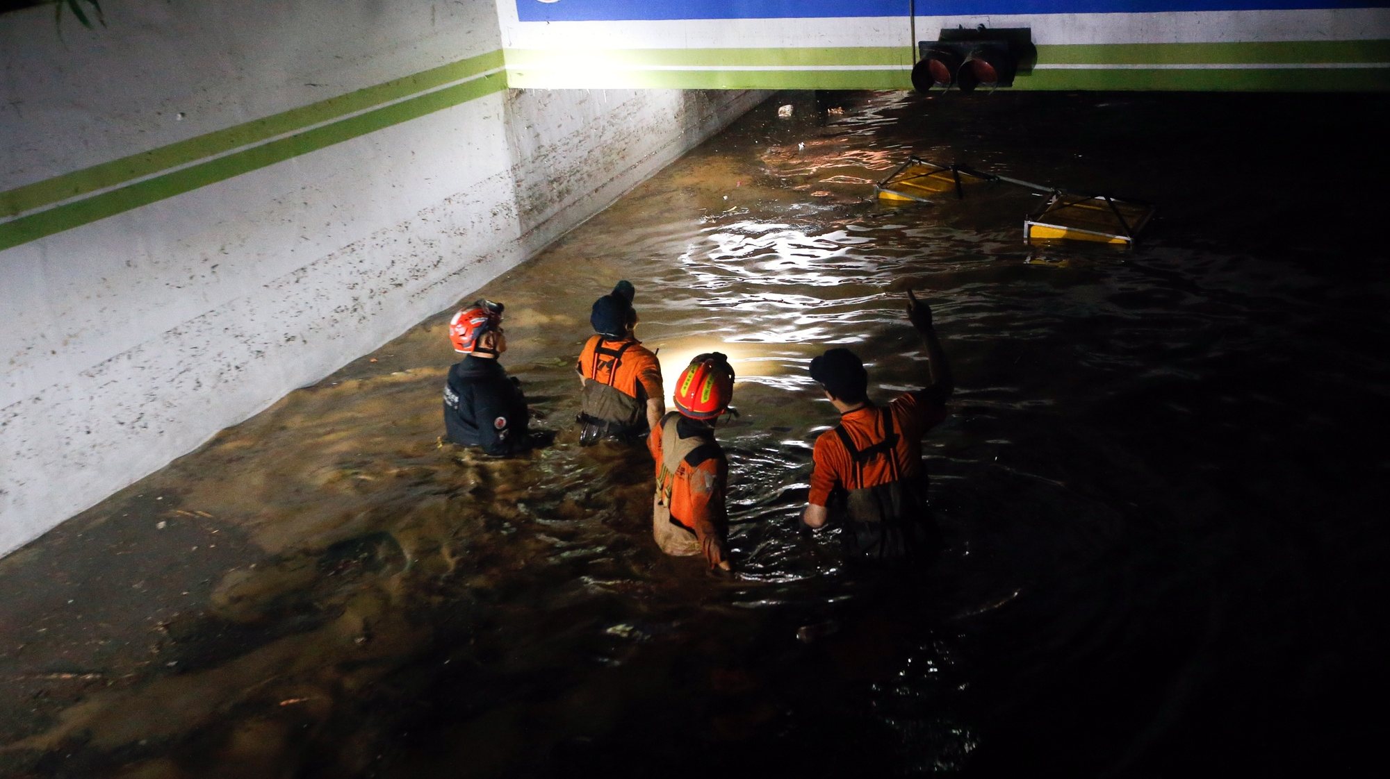 epa10164678 Firefighters and military officials are searching in an underground parking lot of an apartment in Nam-gu, Pohang-si, Gyeongsangbuk-do, which was flooded by heavy rain caused by Typhoon Hinamnor in Pohang, South Korea, 07 September 2022. According to fire authorities, two people were rescued alive and three bodies found out of seven people who were reportedly missing in the incident.  EPA/KIM HEE-CHUL