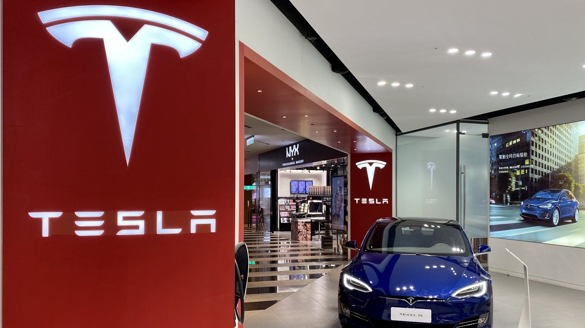epa08764885 (FILE) - A Tesla Model S car on display inside a Tesla showroom in Taipei, Taiwan, 27 July 2020 (reissued 22 October 2020). Tesla on 22 October 2020 published their 3rd quarter 2020 results, saying their 3rd quarter operating income stood at 809 million USD. The company also said had delivered almost 140,000 automobiles in the 3rd quarter. Tesla saw their shares rise 5,5 per cent ahead of the stock markets opening following the good news.  EPA/RITCHIE B. TONGO *** Local Caption *** 56238442