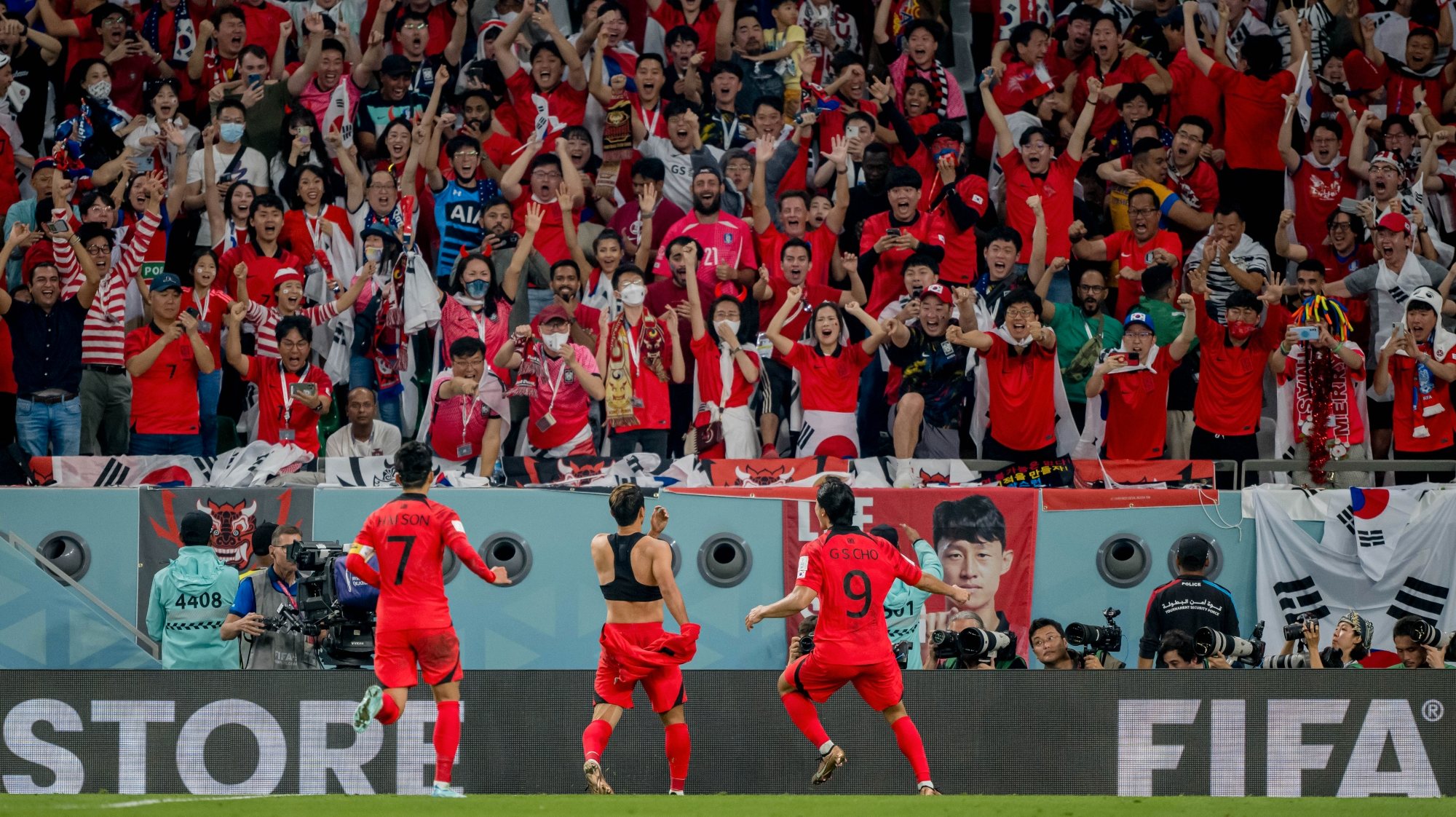 Hwang marcou o golo decisivo frente a Portugal após assistência de Son na sequência de um canto a favor da Seleção e lançaram a festa dos muitos adeptos sul-coreanos