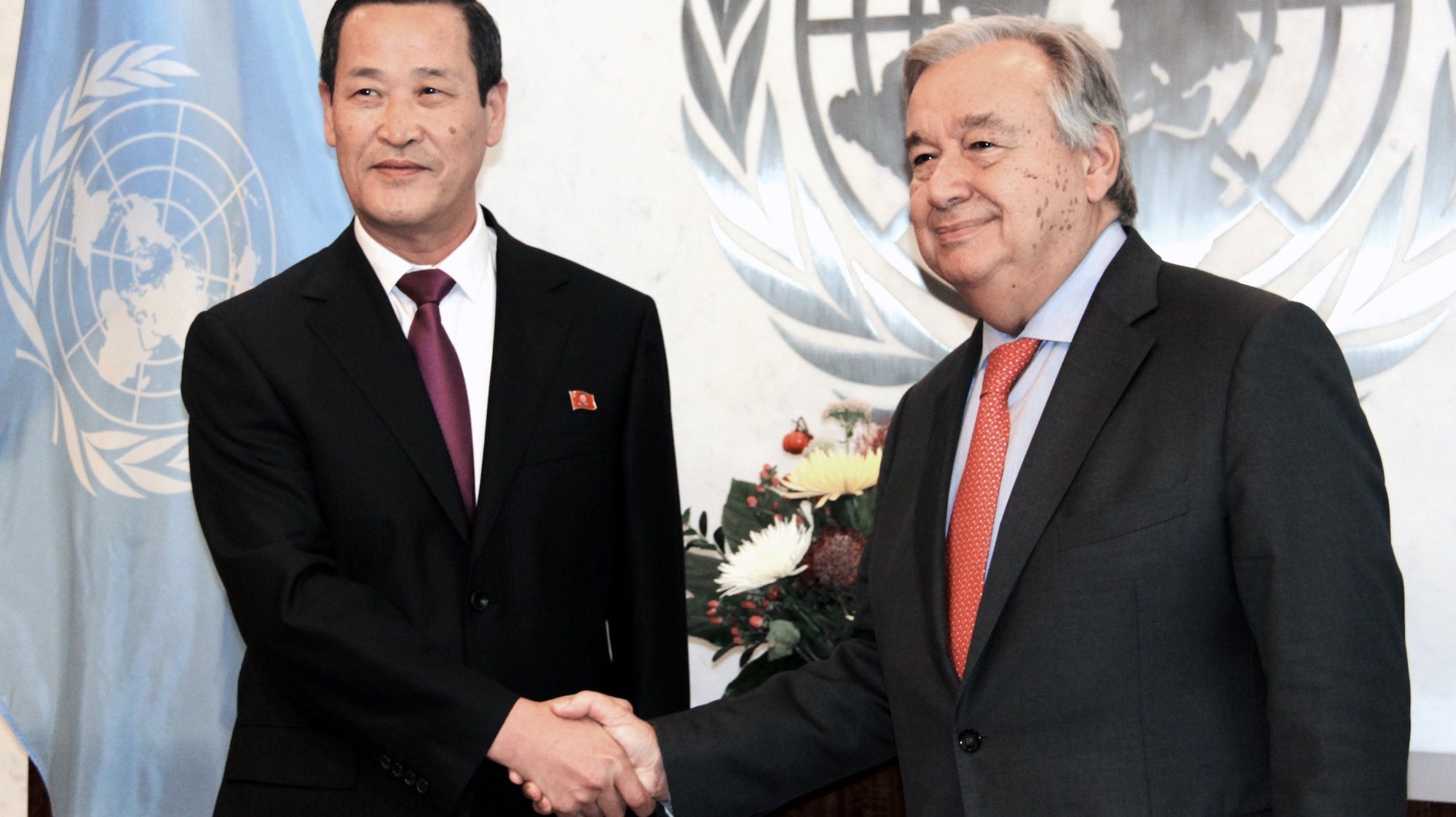 epa07036423 New North Korean Ambassador to the United Nations (UN) Kim Song (L) shakes hands with UN Secretary-General Antonio Guterres (R) after submitting his credentials to Guterres at the UN headquarters in New York, New York, USA, 20 September 2018 (issued 21 September 2018).  EPA/YONHAP SOUTH KOREA OUT