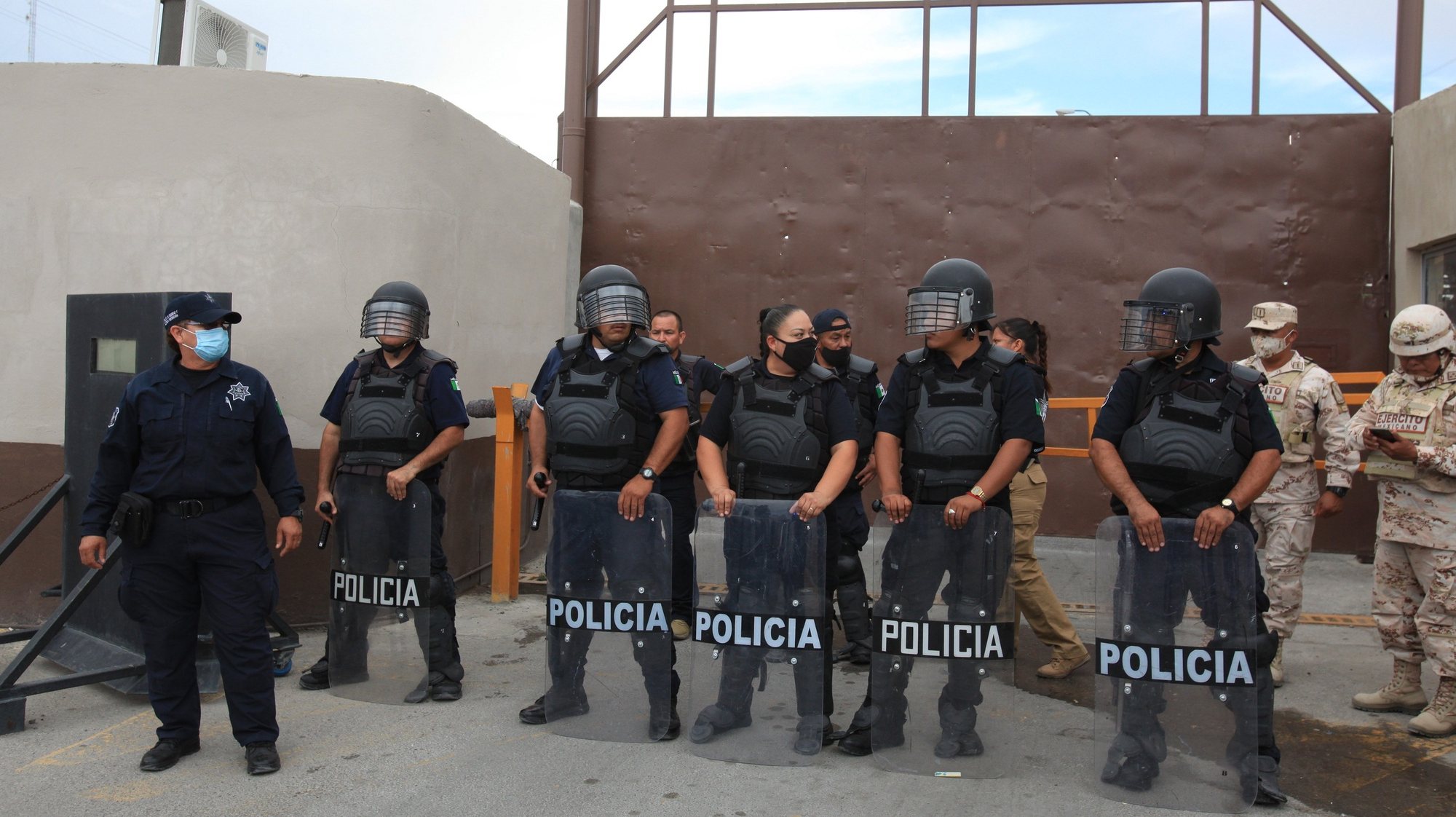 epa10116686 Members of the riot police guard outside the Social Reintegration Center (Cereso) number 3, in Juarez City, state of Chihuahua, Mexico, 11 August 2022. At least three people died and several were injured after a fight inside a prison, with high rates of violence, the Chihuahua State Attorney General&#039;s Office (FGE) reported.  EPA/Luis Torres