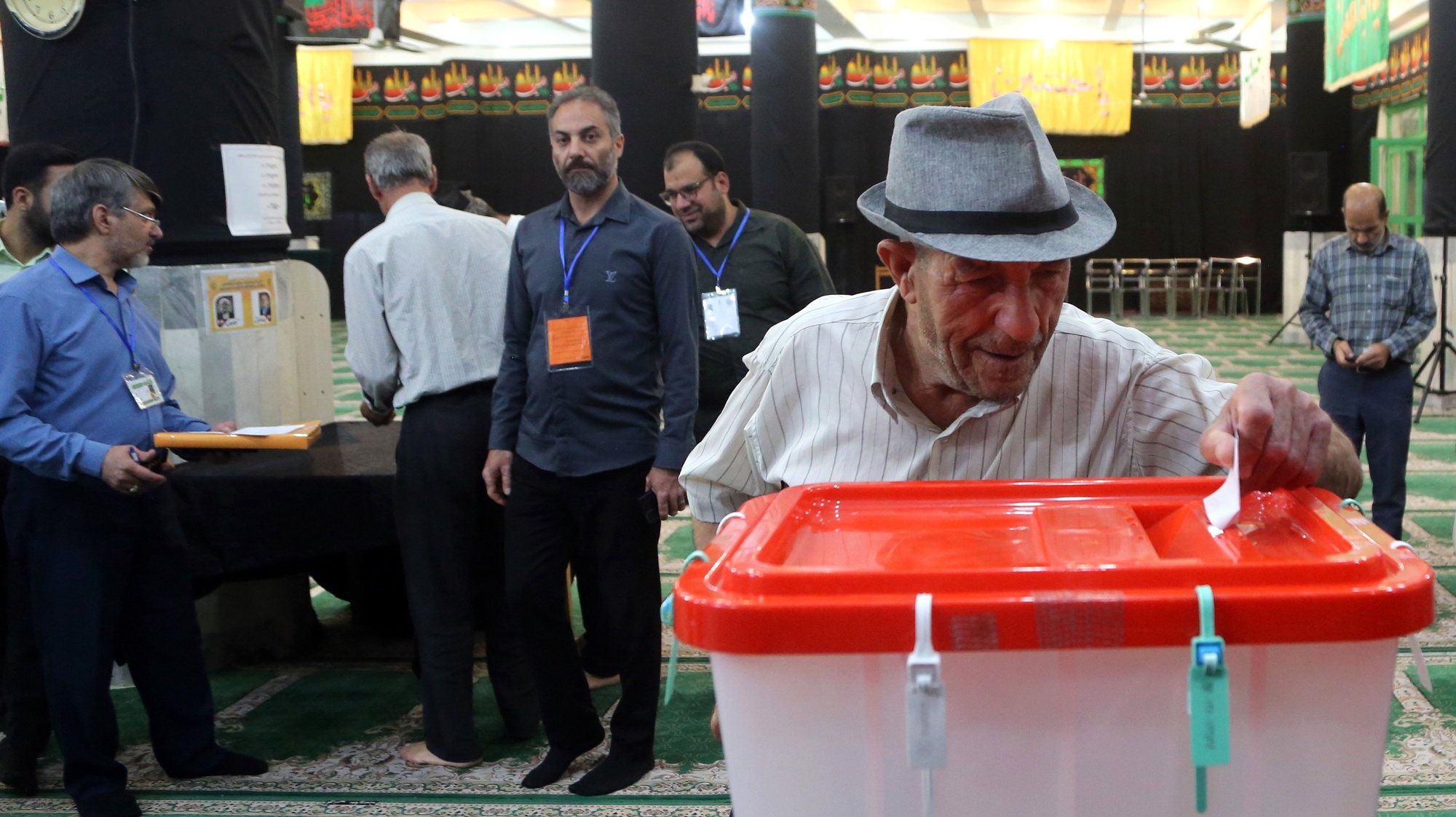 epa11458370 An Iranian man casts his vote at a polling station during the presidential election in Varamin, Iran, 05 July 2024. Iran holds the second round of the presidential election on 05 July 2024.  EPA/STR