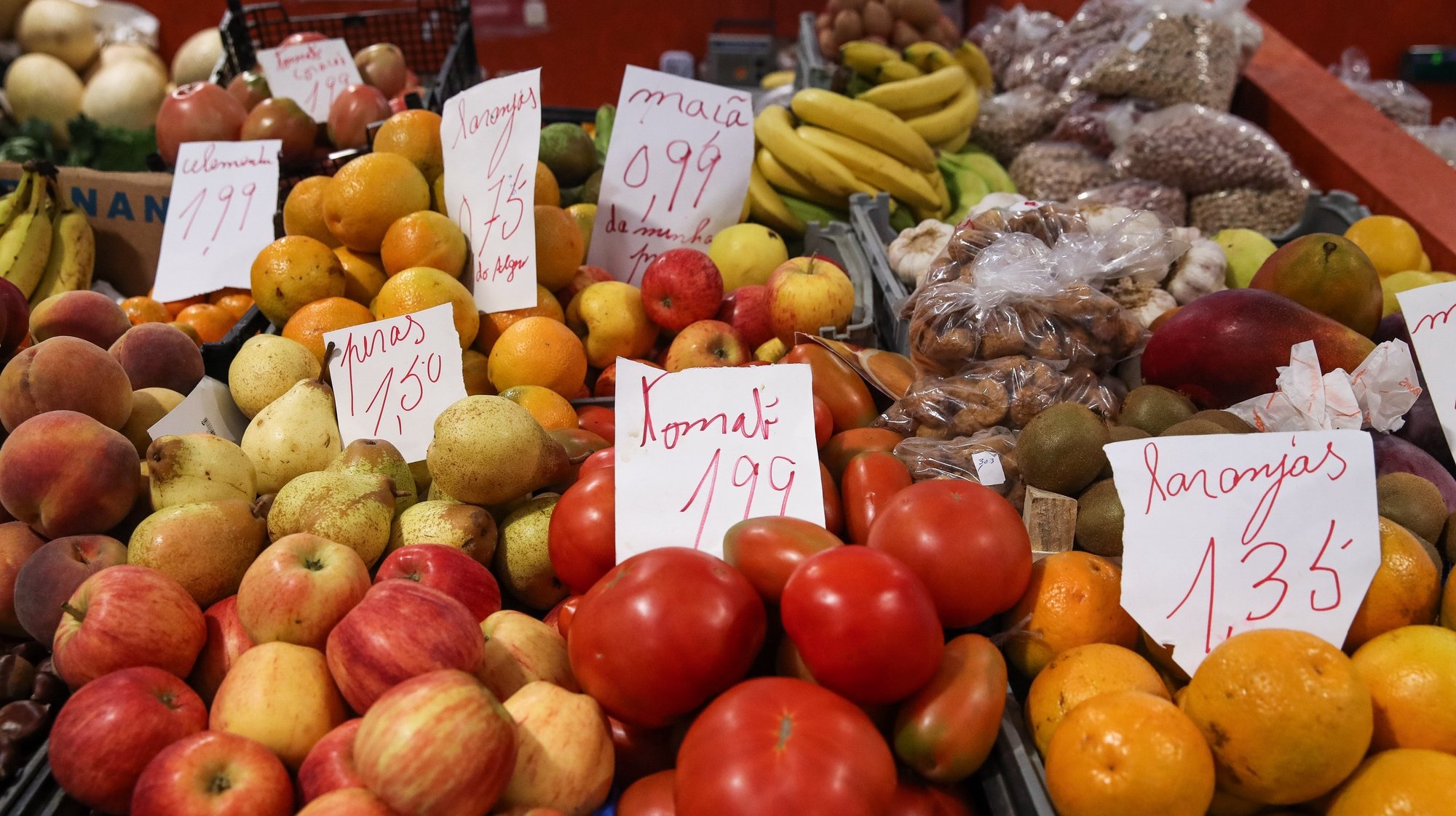 Uma banca de fruta no Mercado municipal de Viseu, em Viseu, 24 de setembro de 2022. PAULO NOVAIS/LUSA