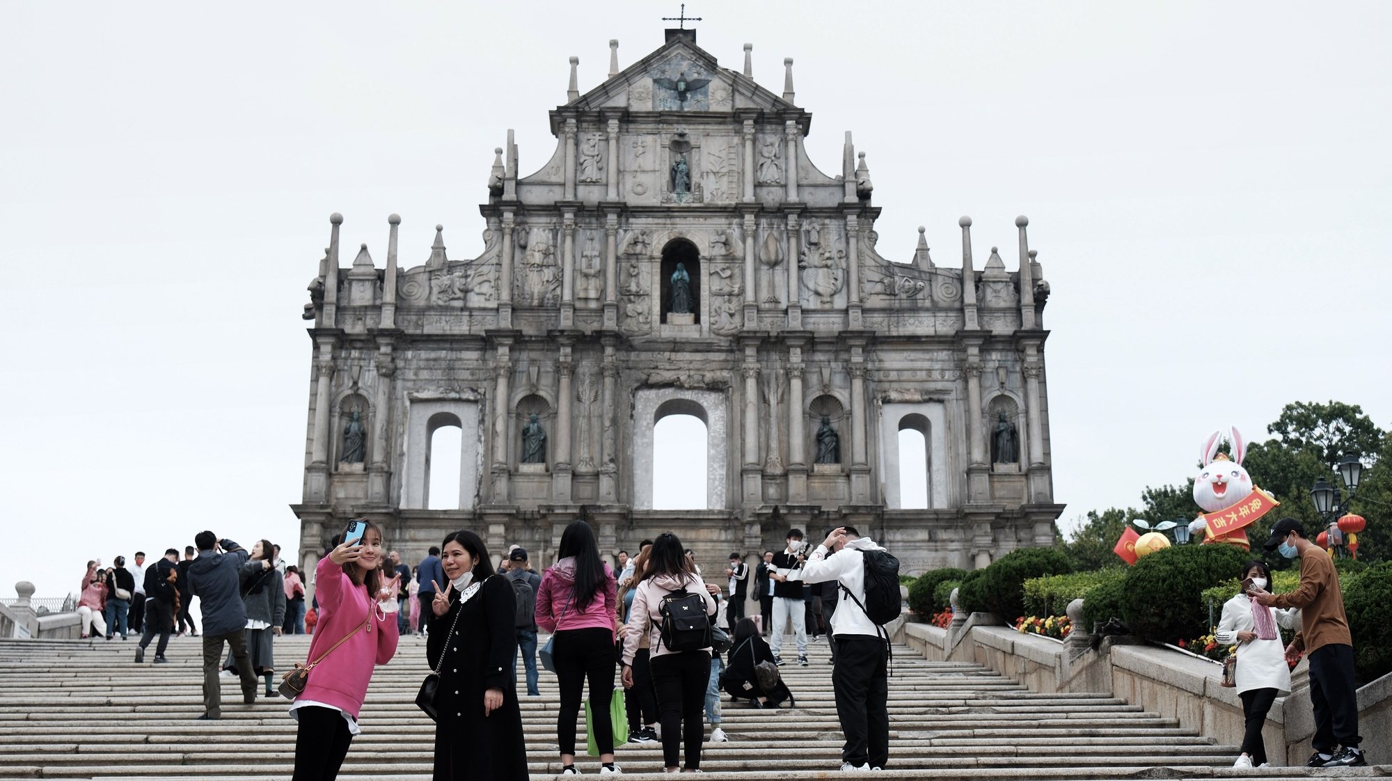Milhares de turistas voltaram a encher as ruas de Macau e da Taipa depois de levantadas as restrições criadas pela pandemia de covid-19 no passado domingo, dia 8 de janeiro, em Macau, China, 11 de janeiro de 2023. GONÇALO LOBO PINHEIRO/LUSA