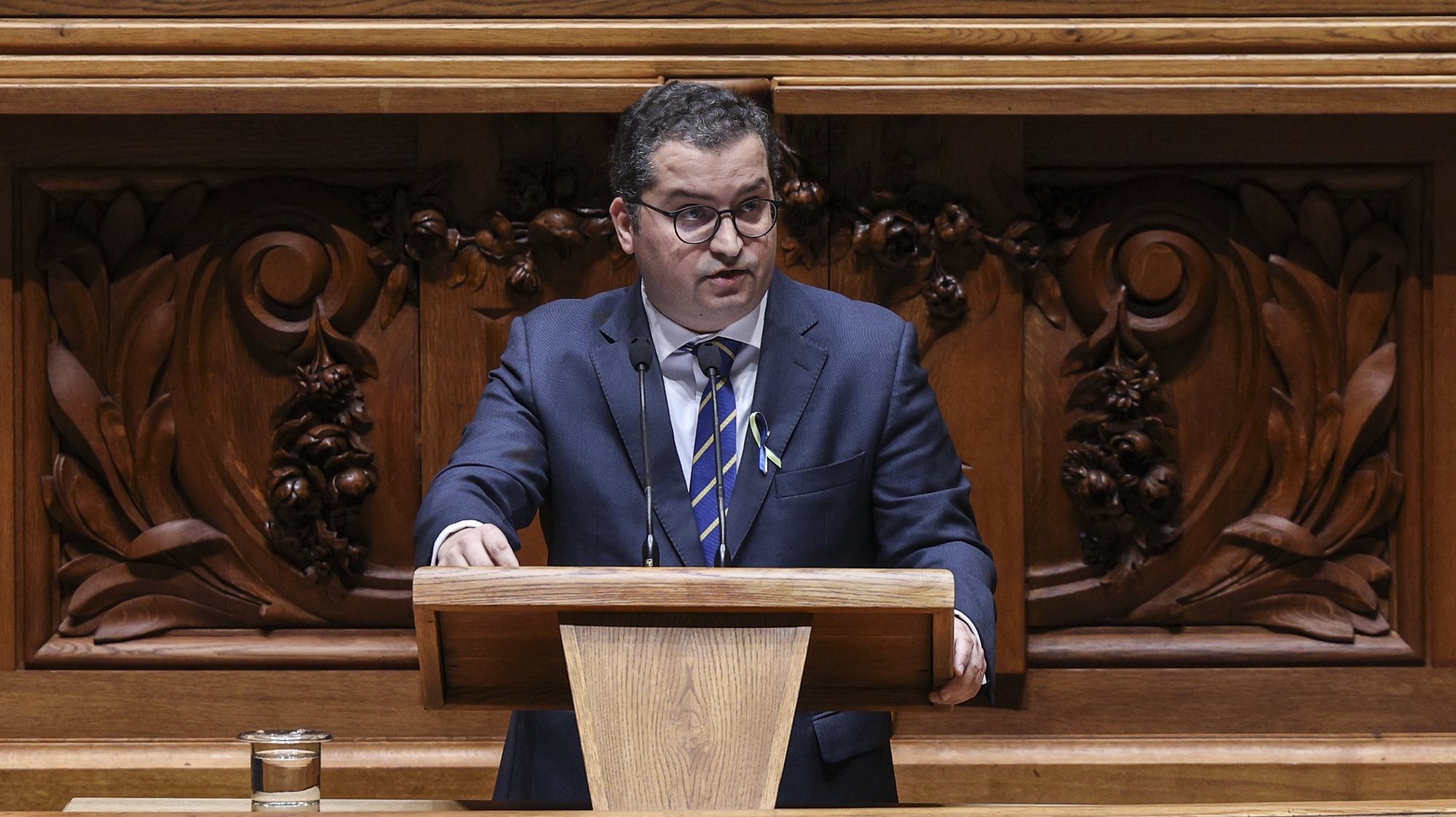 O deputado do PSD, Joaquim Miranda Sarmento intervém no debate parlamentar sobre a situação na Ucrânia, esta manhã na Assembleia da República em Lisboa, 24 de fevereiro de 2023. MIGUEL A. LOPES/LUSA