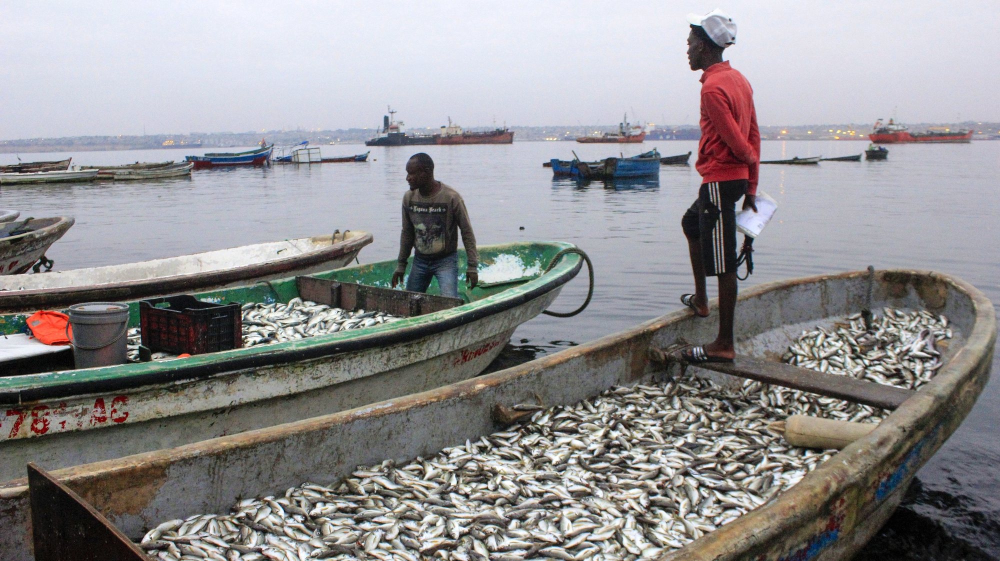 Pescadores nos seus barcos cheios de peixe, na ilha de Luanda, em Luanda, Angola, 31 de maio de 2022. Além da redução do pescado, sobretudo nos últimos meses, os pescadores da ilha de Luanda confrontam-se com novas ameaças ao seu modo de vida, enfrentando assaltos em alto mar, protagonizados por homens armados. (ACOMPANHA TEXTO DA LUSA DO DIA 18 DE JUNHO DE 2022). AMPE ROGÉRIO/LUSA