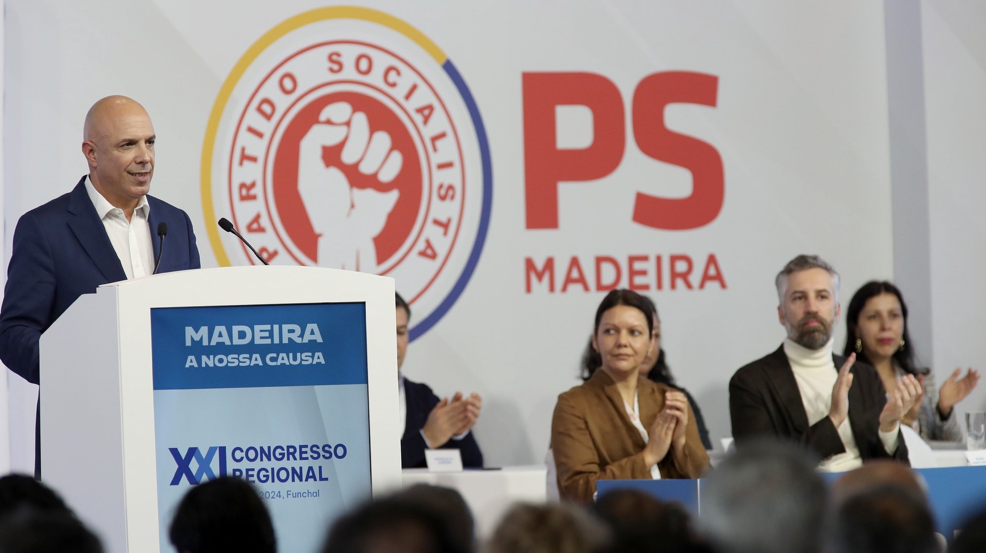 Paulo Cafôfo (E ),  presidente do PS Madeira, esta tarde durante a sessão de encerramento 21.º Congresso Regional do PS Madeira, no Funchal, 14 de janeiro de 2024, HOMEM DE GOUVEIA/LUSA