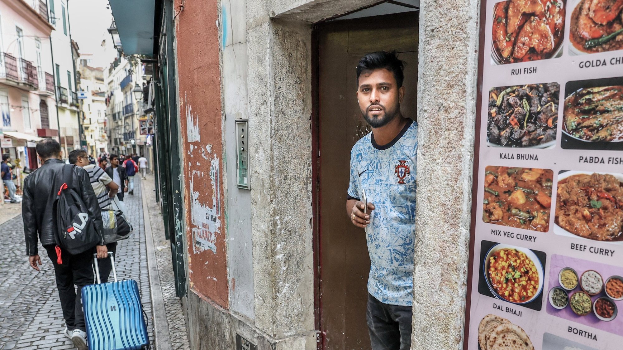 Imigrante da comunidade do Bangladesh na zona do Intendente, em Lisboa, 27 de junho de 2024. (ACOMPANHA TEXTO DE 30-06-2024)  MANUEL DE ALMEIDA/LUSA