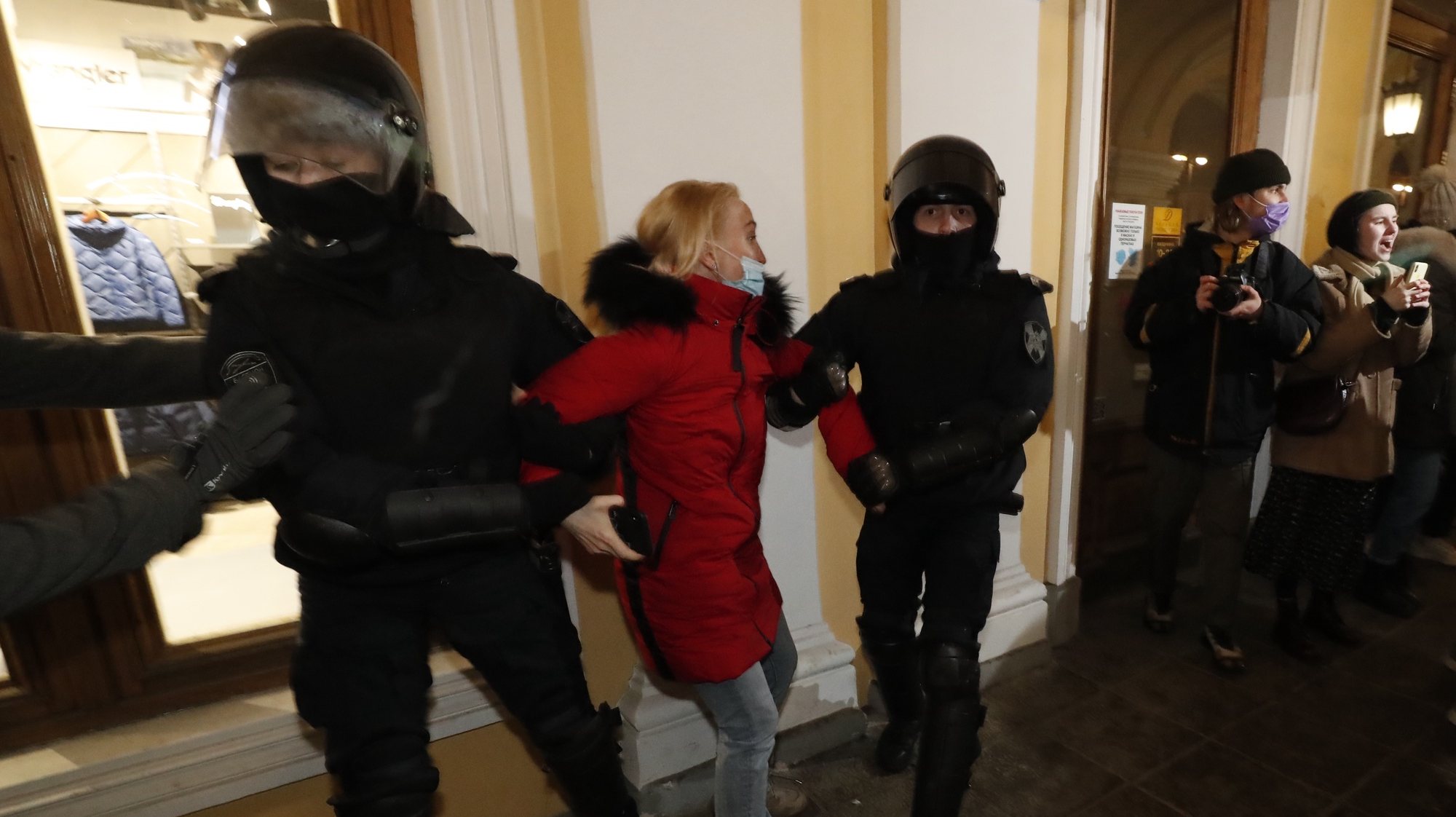 epa09781617 Russian policemen detain a protestor during rally against entry of Russian troops into Ukraine in St. Petersburg, Russia, 24 February 2022. On February 24, early in the morning, President Vladimir Putin announced his decision to launch a military special operation in the Donbass. Against this background, the ruble weakened against the dollar and the euro to a six-year low, the Russian stock market fell by 11 percent, trading on the Moscow and St. Petersburg stock exchanges were suspended. The prices of oil and precious metals are rising on world markets.  EPA/ANATOLY MALTSEV