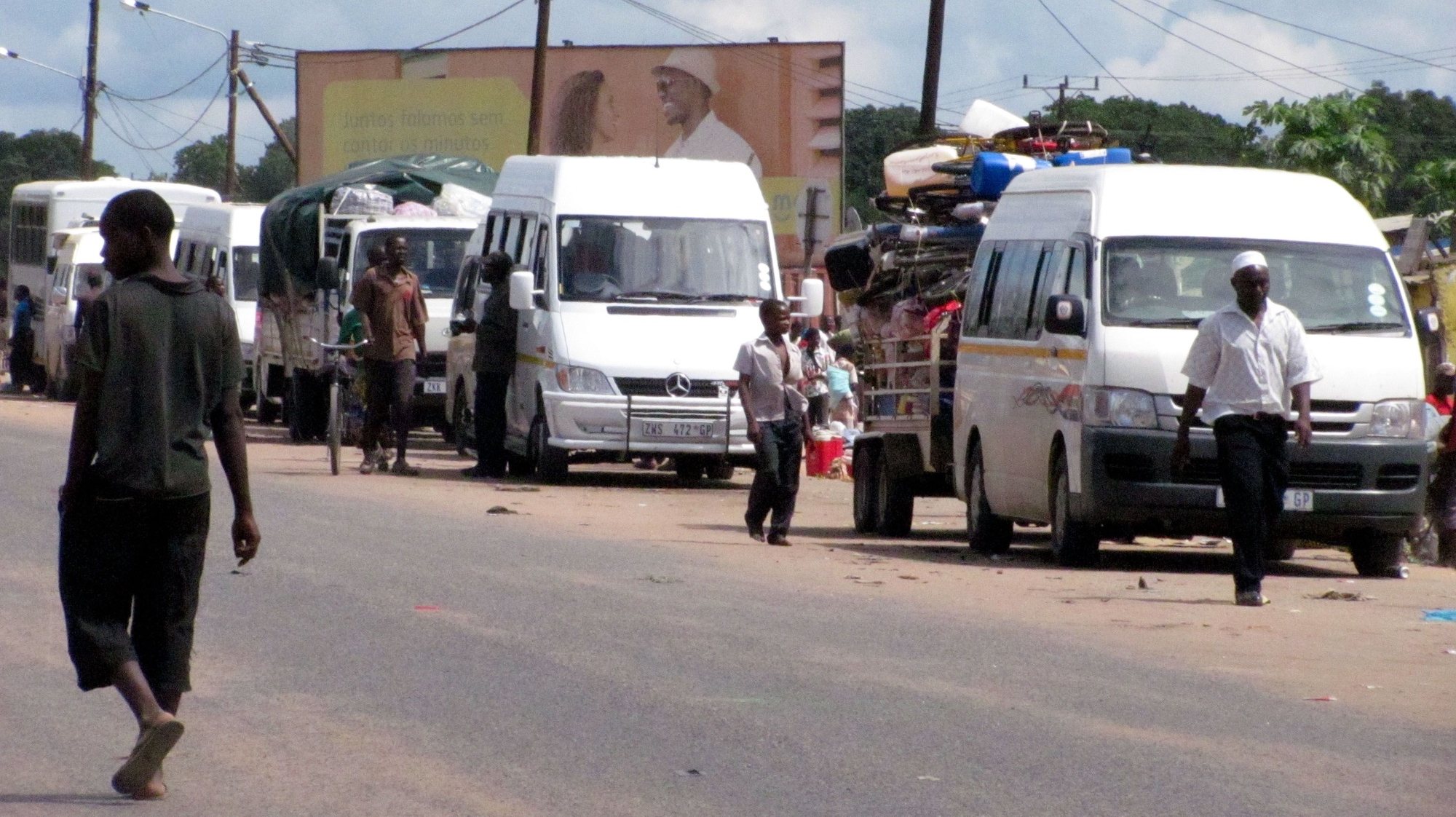 Um movimento invulgar de carros, a grande maioria de matrícula sul-africana, nas poeirentas estradas de Machaze, em Manica, centro de Moçambique, entre o Natal e o Ano Novo, quase faz os visitantes pensarem que estão num “distrito estrangeiro”, Chimoio, Moçambique, 31 de dezembro de 2010. (ACOMPANHA TEXTO) ANDRE CATUEIRA / LUSA