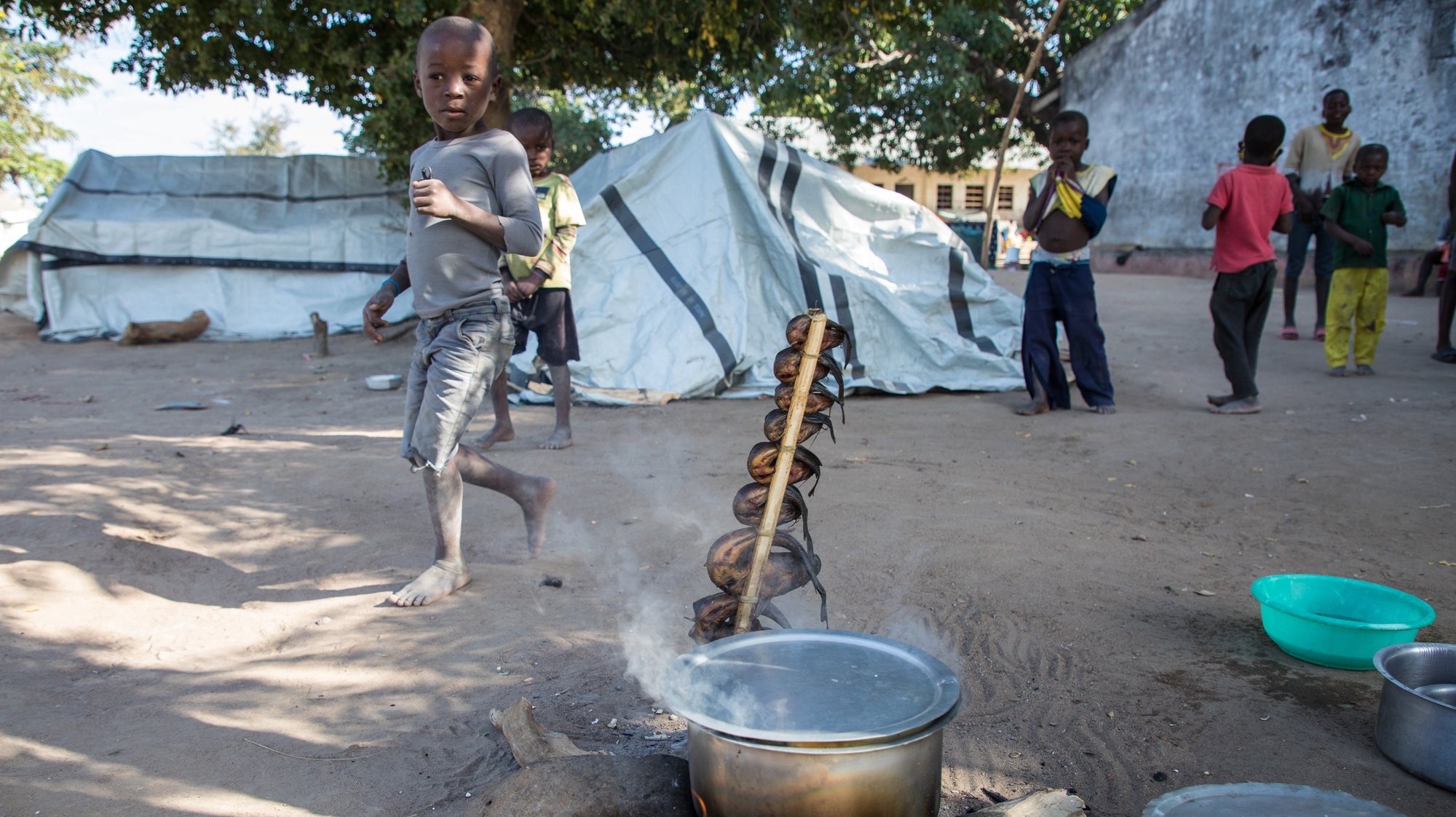 ESPECIAL OBSERVADOR - Crianças na zona de acomodação de deslocados em Manono, Metuge, povoação que acolhe entre a 10 a 12 mil deslocados em centenas de tendas distribuídas por cinco campos de acolhimento de população em fuga dos ataques armados em Cabo Delgado, Moçambique, 22 de julho de 2020. Os ataques de grupos armados insurgentes intensificaram-se desde o início do ano e transformaram-se em ocupação de vilas que duraram mais que um dia. Em dois anos e meio de ataques (desde outubro de 2017) já morreram pelo menos mil pessoas, entre civis, rebeldes e militares moçambicanos. RICARDO FRANCO/LUSA