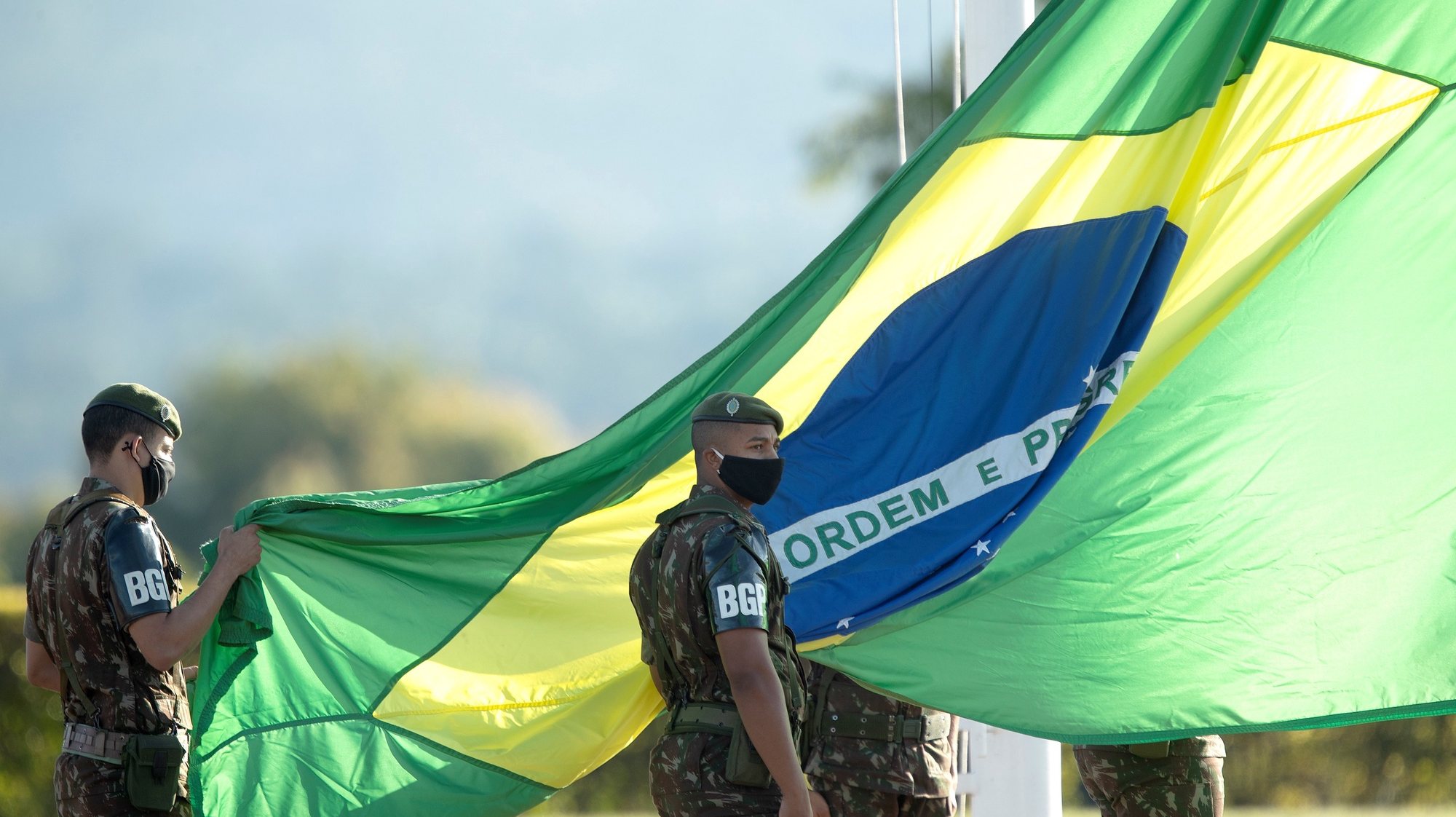 epa08415499 Brazilian military rise the National flag at the Palacio do Alvorada, headquarters of the Presidency, in Brasilia, Brazil, 11 May 2020.  EPA/Joedson Alves