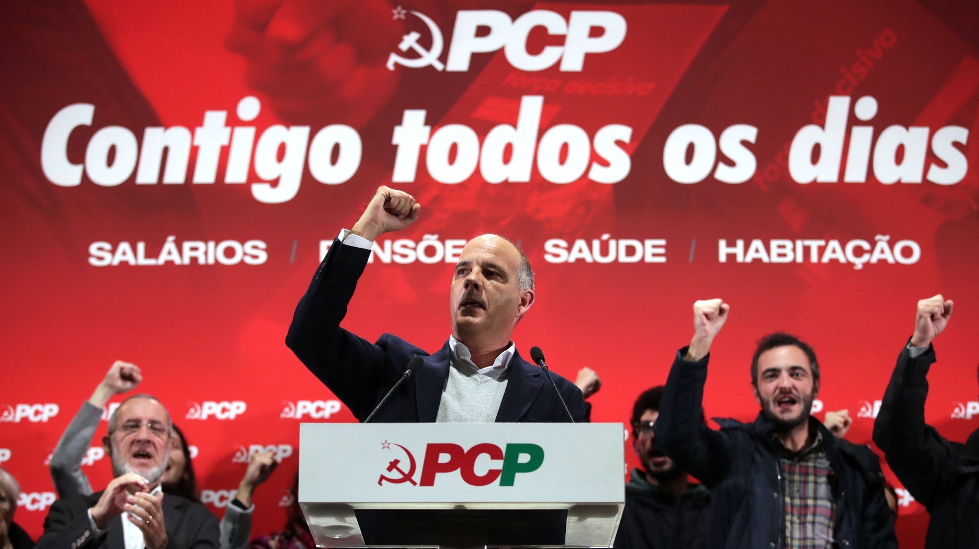 O secretário-geral do partido Comunista Português (PCP), Paulo Raimundo, participa num comício na escola secundária Gonçalves Zarco, em Matosinhos, 19 de novembro 2022. ESTELA SILVA/LUSA