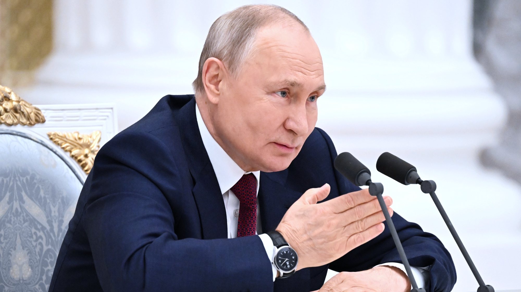 epa10725862 Russian President Vladimir Putin attends a meeting with graduates of the Russian Presidential Academy of National Economy and Public Administration (RANEPA) at the Kremlin in Moscow, Russia, 04 July 2023.  EPA/PAVEL BEDNYAKOV/SPUTNIK/KREMLIN POOL MANDATORY CREDIT