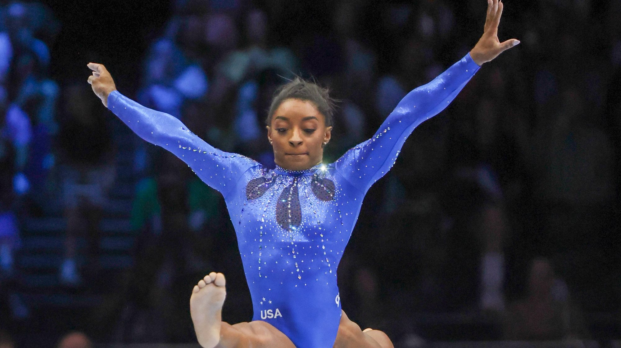 epa10904175 Simone Biles of the US performs on the Balance Beam in the Women&#039;s All-Around Final of the Artistic Gymnastics World Championships in Antwerp, Belgium, 06 October 2023.  EPA/OLIVIER MATTHYS
