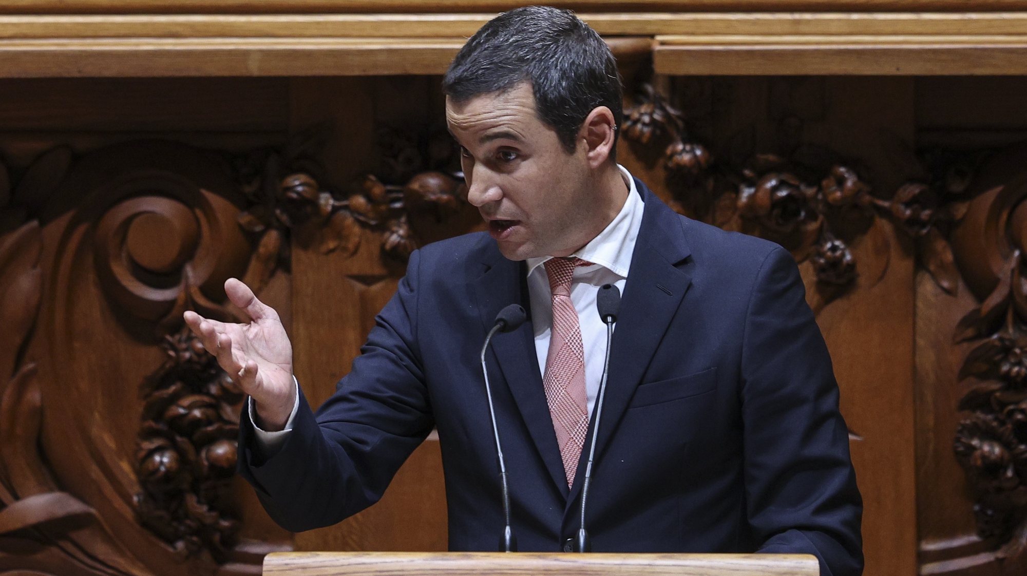 O ministro das Infrastruturas, João Galamba, intervém durante o debate parlamentar de discussão e aprovação do Orçamento do Estado para 2024 na Assembleia da República em Lisboa, 31 de outubro de 2023. MIGUEL A. LOPES/LUSA