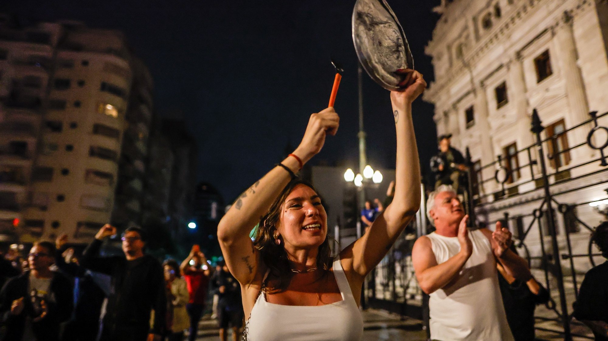 Argentinos protestam ao som de panelas contra medidas económicas de Javier Milei