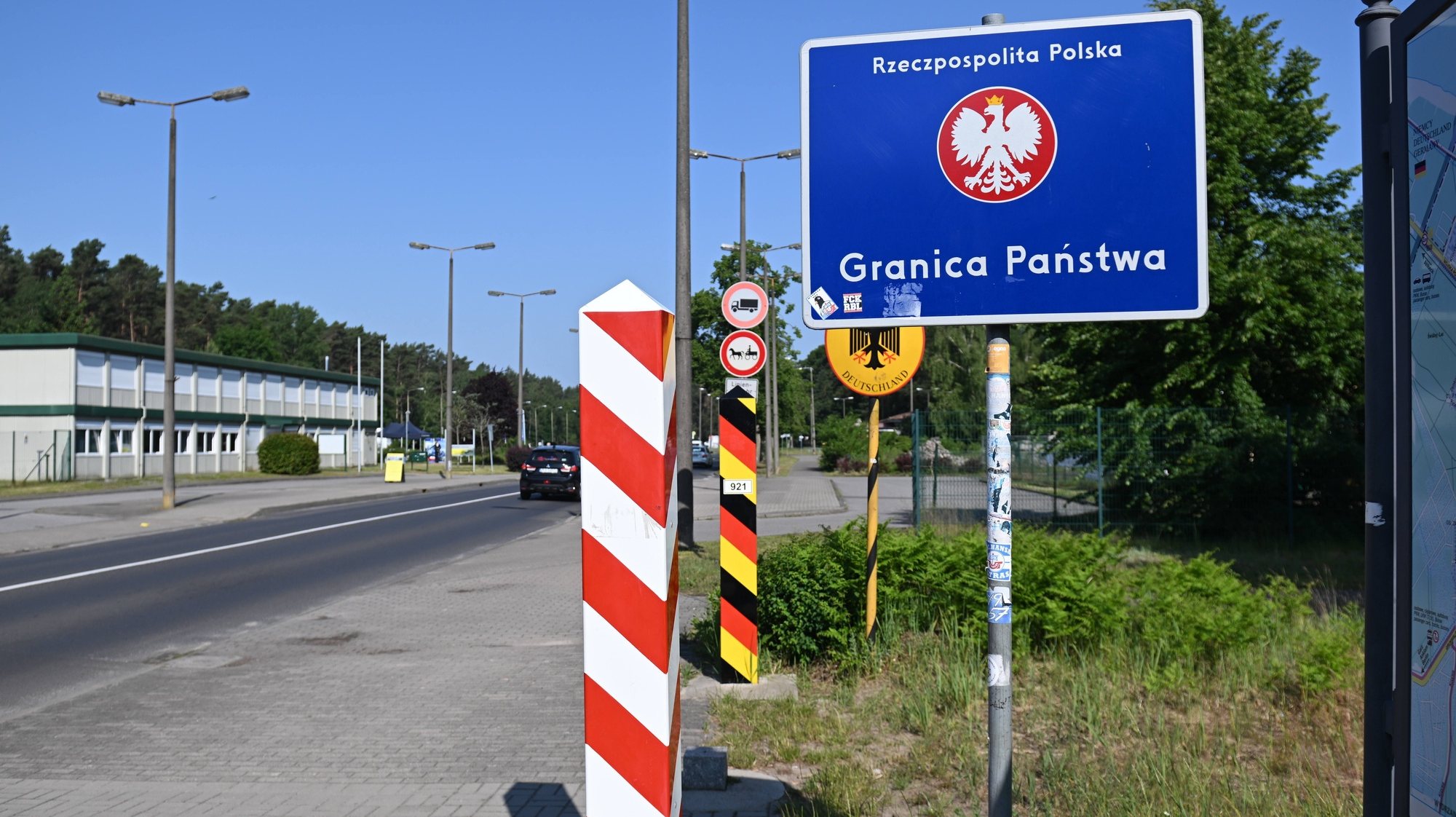 epa11383389 Polish-German border crossing Swinoujscie-Ahlbeck, Poland, 01 June 2024. The Neubrandenburg Police Presidium, together with the Regional Police Headquarters in Szczecin, are creating a permanent Polish-German Police Team, which will operate in the areas of responsibility of the Heringsdorf Police Unit and the Swinoujscie Municipal Police Station. This will provide bilingual and bi-national service in the form of patrols and more closely link cooperation between the units.  EPA/Marcin Bielecki POLAND OUT