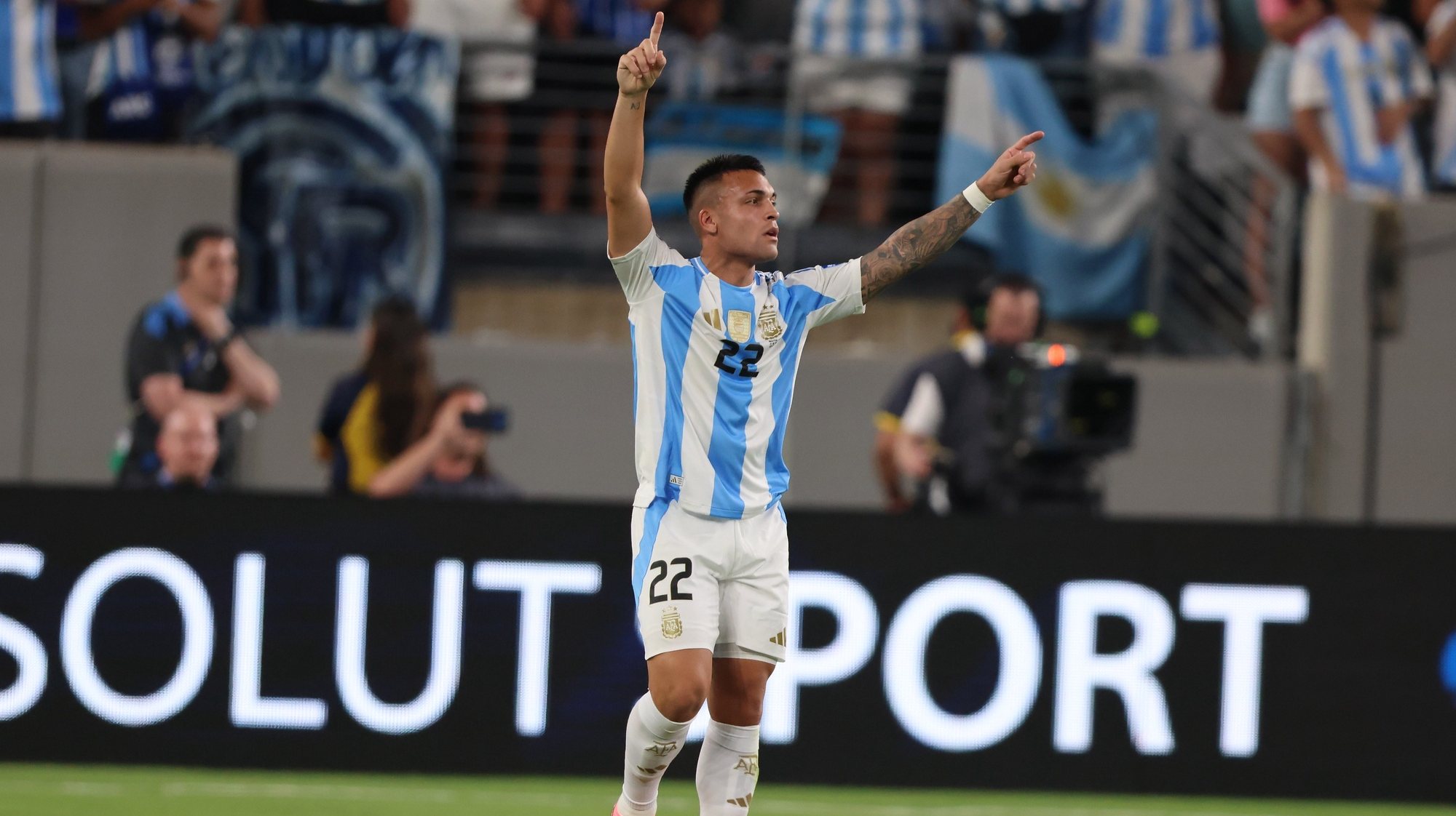 epa11438297 Argentina forward Lautaro Martinez gestures following his goal during the second half of the CONMEBOL Copa America 2024 group A soccer match between Argentina and Chile, at MetLife Stadium in East Rutherford, New Jersey, USA, 25 June 2024.  EPA/JUSTIN LANE