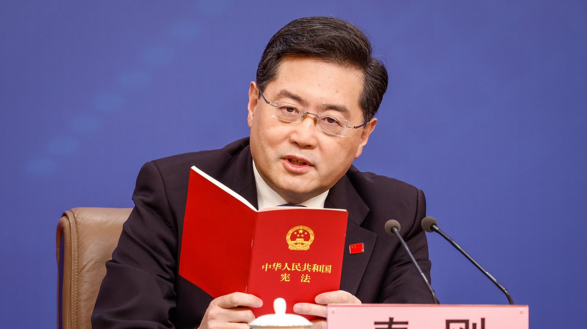 epa10506902 Chinese Foreign Minister Qin Gang reads from China&#039;s constitution after a question about Taiwan during a press conference in Beijing, China, 07 March 2023.  EPA/MARK R. CRISTINO